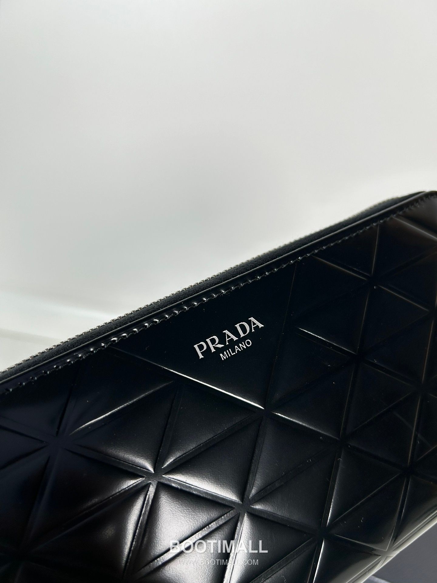 Prada Patent Quilted Calfskin Zip Pouch with Compact Clutch Detail 프라다 페이턴트 퀼팅 카프스킨 지퍼 컴팩트 클러치 파우치 2M1317 20cm 2