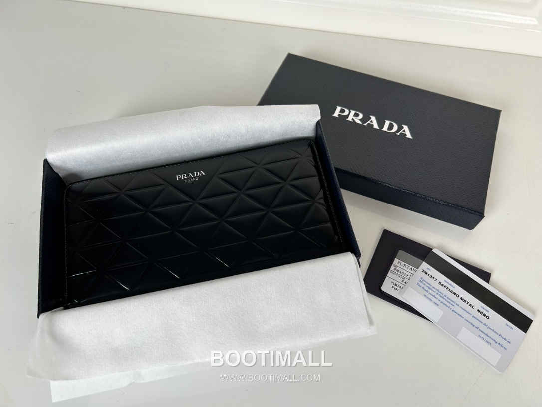 Prada Patent Quilted Calfskin Zip Pouch with Compact Clutch Detail 프라다 페이턴트 퀼팅 카프스킨 지퍼 컴팩트 클러치 파우치 2M1317 20cm 8
