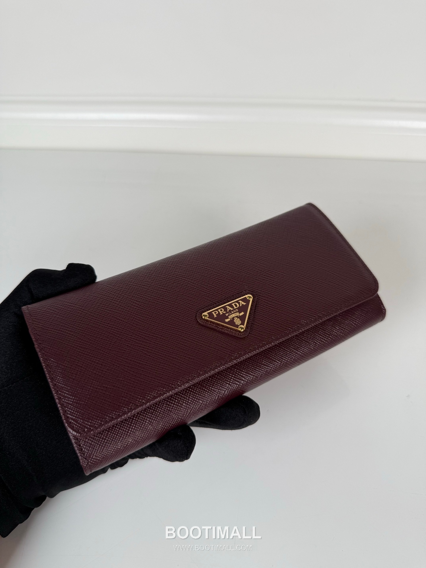 Prada Saffiano Leather Flap Wallet with Snap Closure Detail 프라다 사피아노 레더 스냅 클로저 플랩 장지갑 1MH132 18.7cm 2