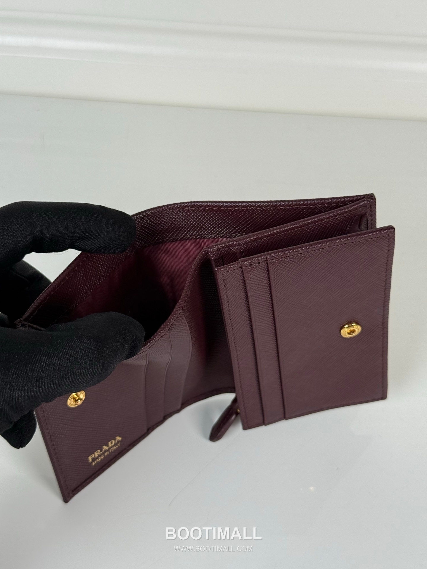 Prada Snap Closure Calfskin Bi-Fold Wallet with Zip Pocket Multi Slot Detail 프라다 카프스킨 스냅 클로저 지퍼 포켓 멀티 슬롯 반지갑 1MV021 11.2cm 8