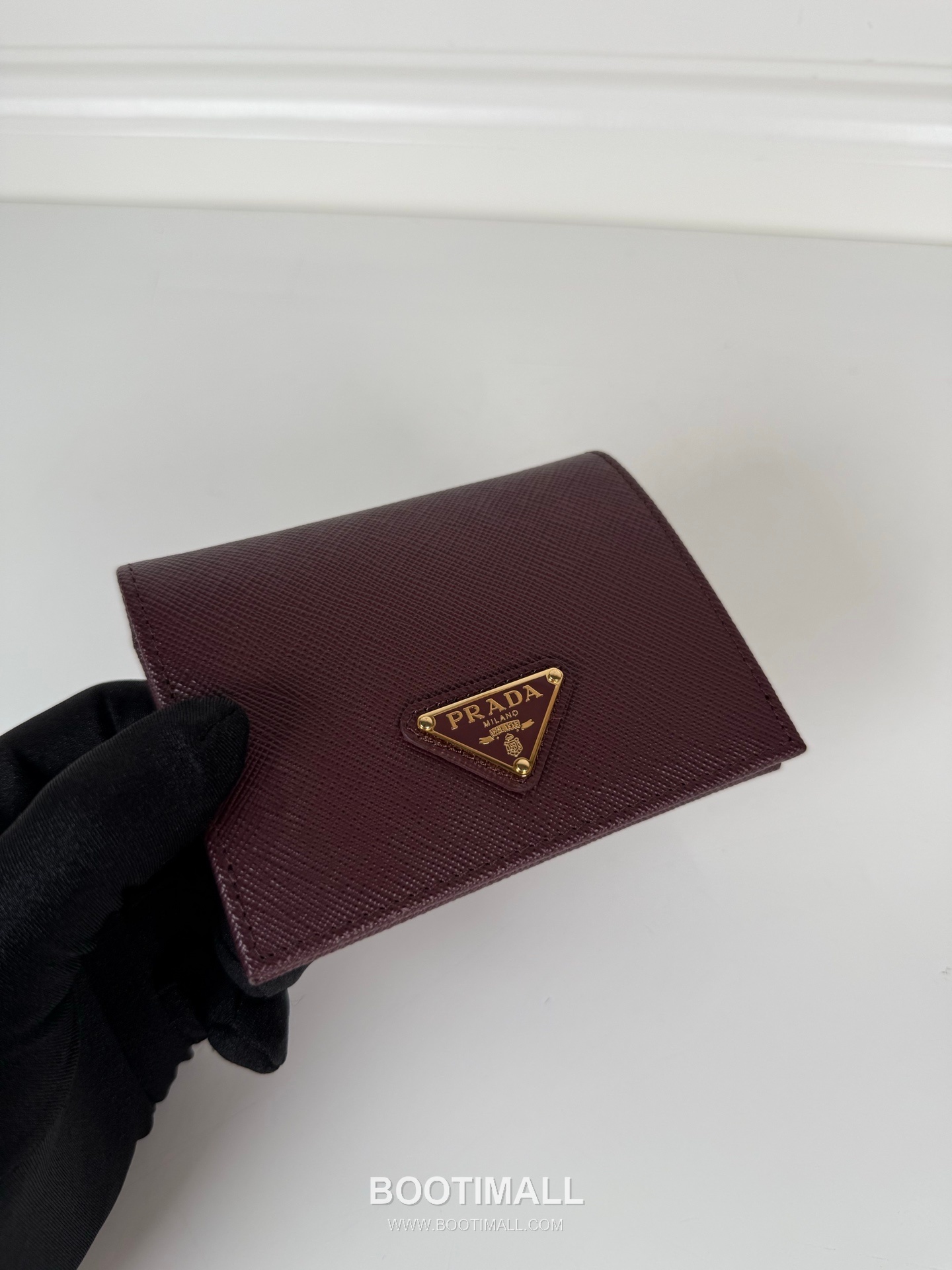 Prada Saffiano Calfskin Bi-Fold Wallet with Compact Slot Detail 프라다 사피아노 카프스킨 컴팩트 슬롯 디테일 반지갑 1M0204 11.2cm 4