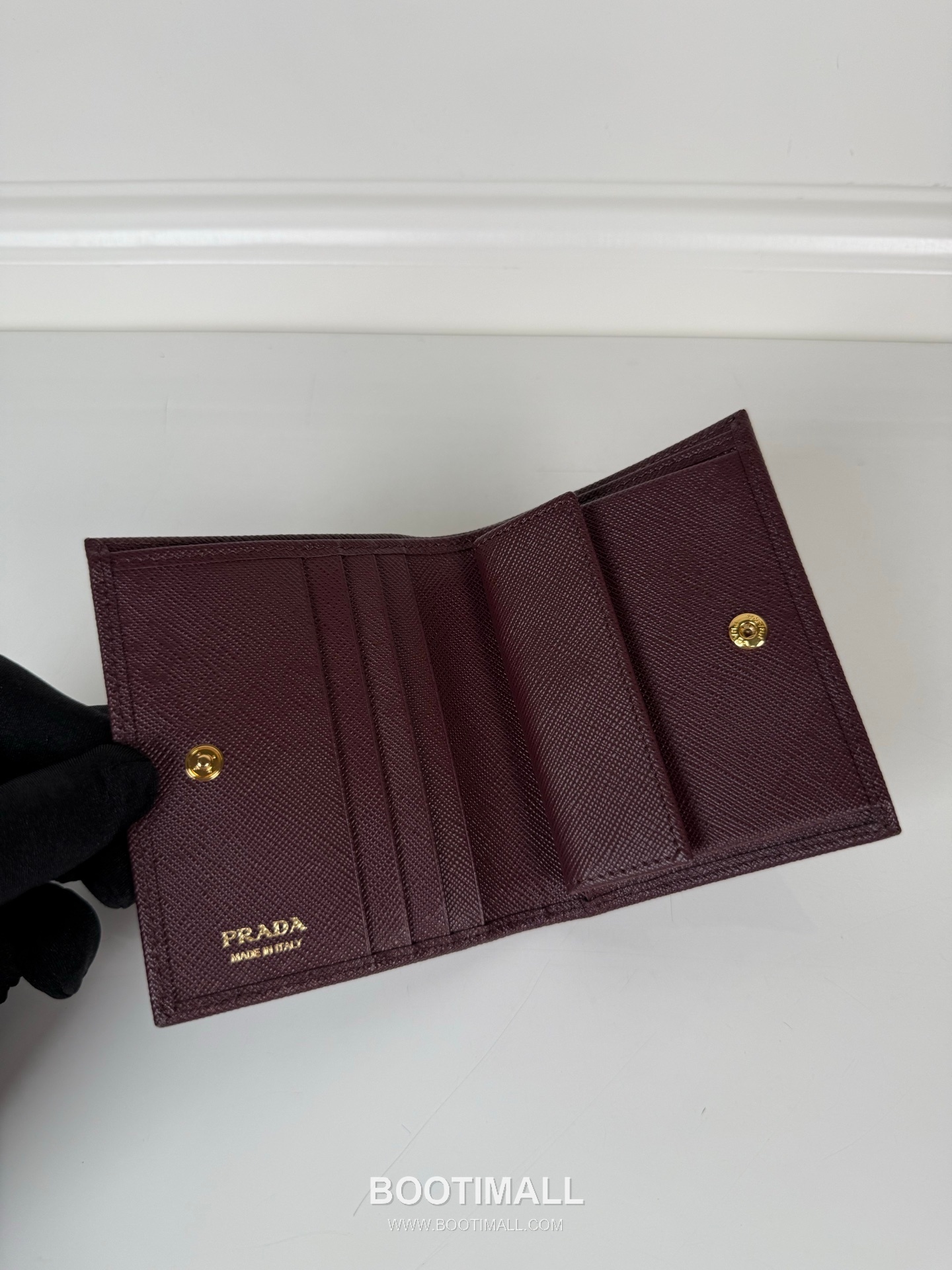 Prada Saffiano Calfskin Bi-Fold Wallet with Compact Slot Detail 프라다 사피아노 카프스킨 컴팩트 슬롯 디테일 반지갑 1M0204 11.2cm 6