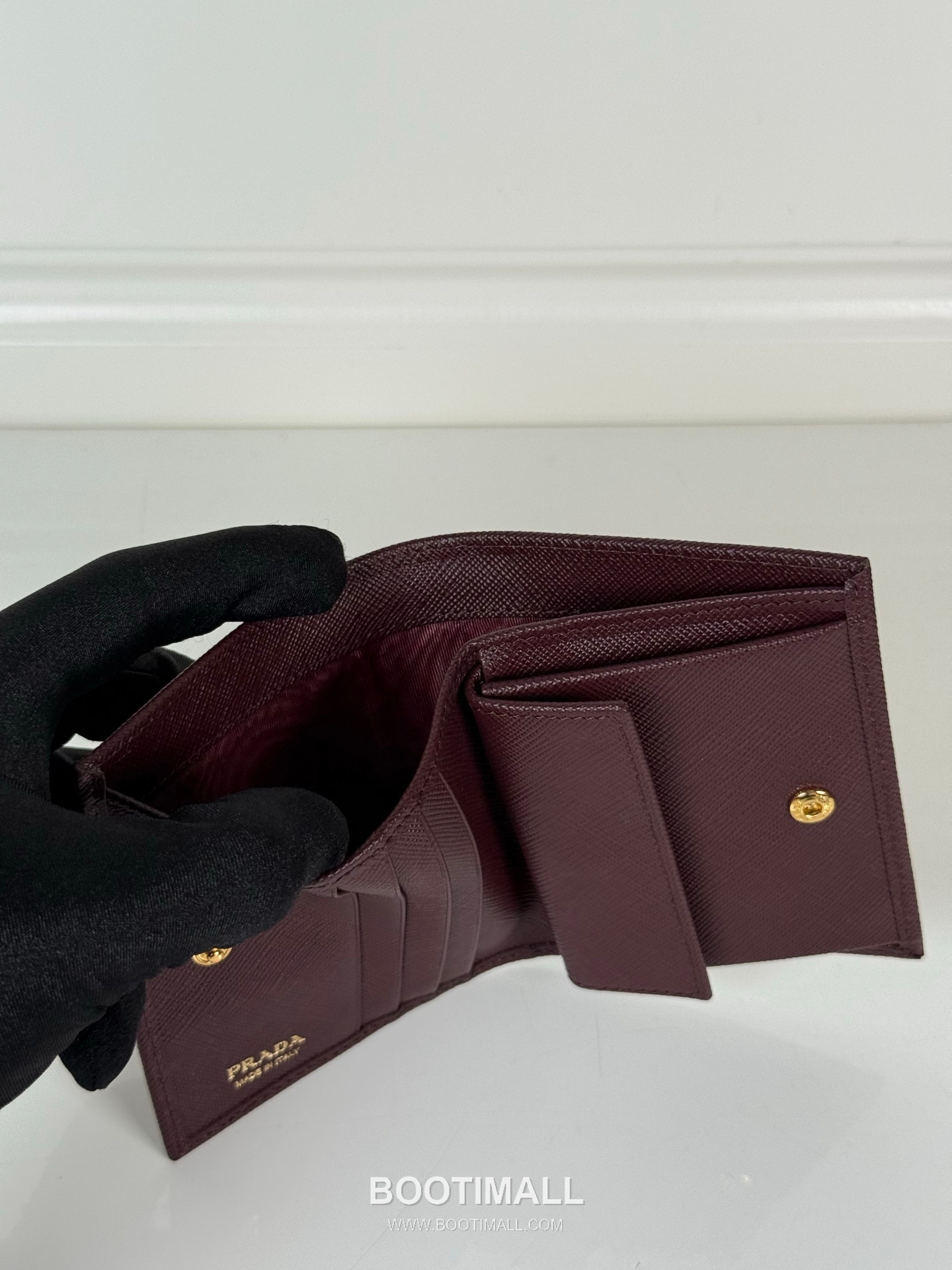 Prada Saffiano Calfskin Bi-Fold Wallet with Compact Slot Detail 프라다 사피아노 카프스킨 컴팩트 슬롯 디테일 반지갑 1M0204 11.2cm 8