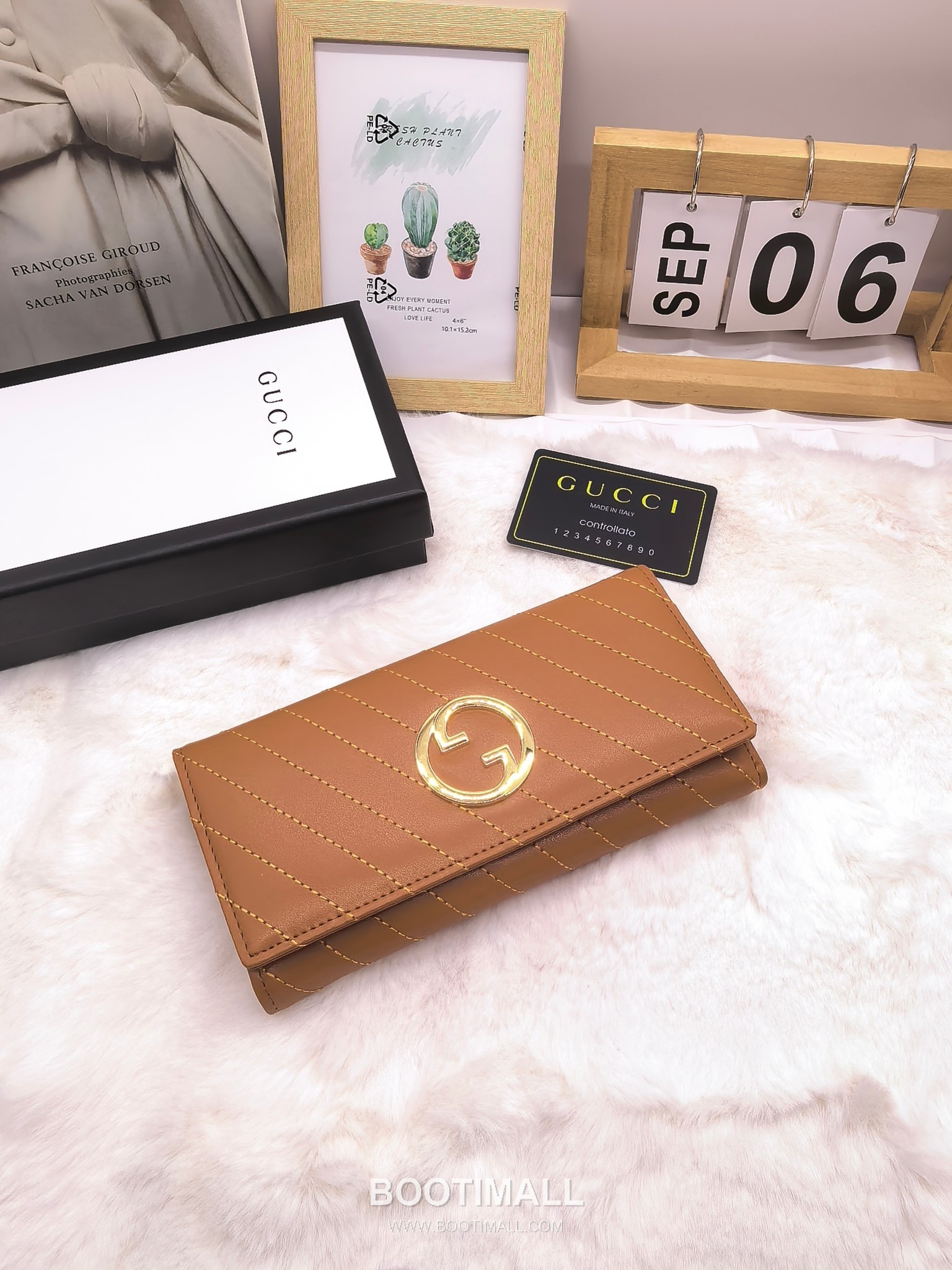 Gucci Calfskin Leather Bi-Fold Wallet with New Logo Detail 구찌 카프스킨 레더 바이폴드 반지갑 뉴로고 디테일 8655 11cm 1