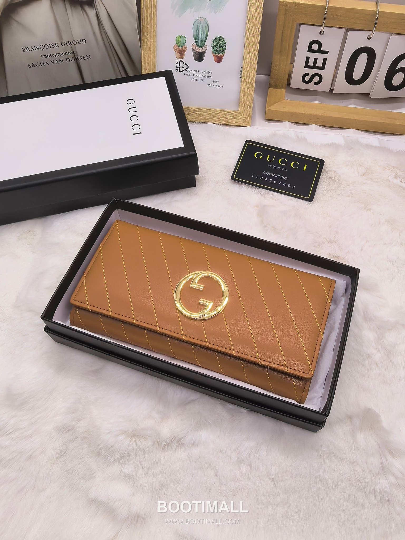 Gucci Calfskin Leather Bi-Fold Wallet with New Logo Detail 구찌 카프스킨 레더 바이폴드 반지갑 뉴로고 디테일 8655 11cm 2