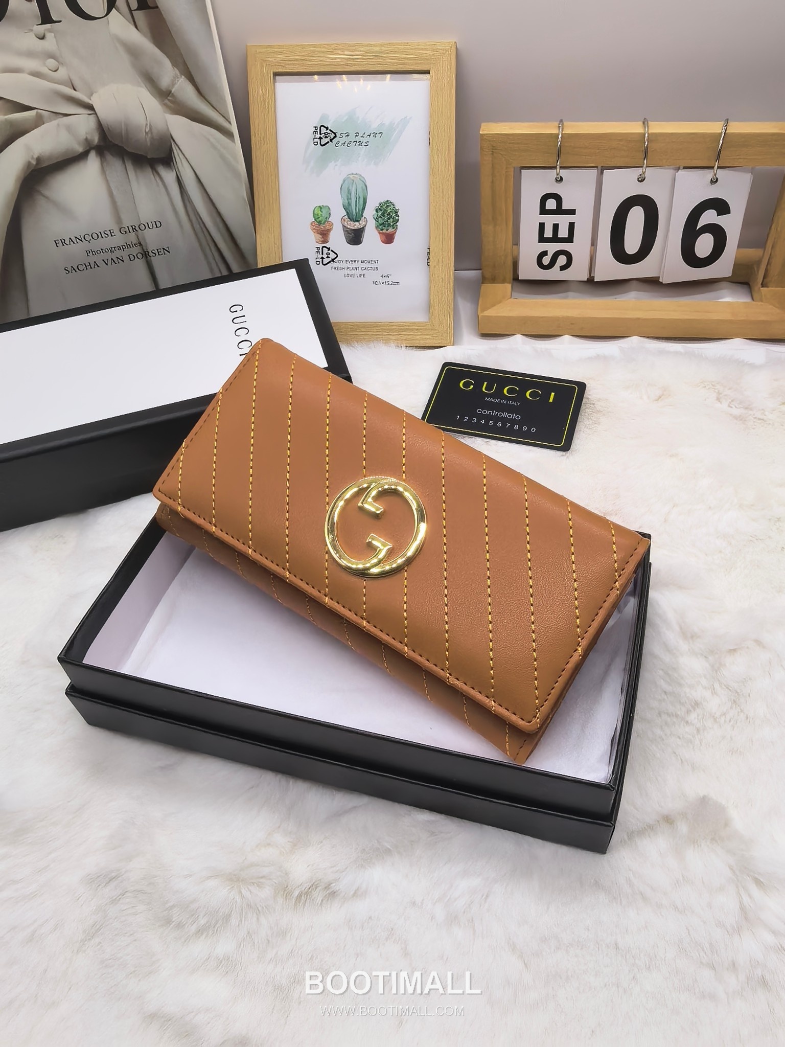 Gucci Calfskin Leather Bi-Fold Wallet with New Logo Detail 구찌 카프스킨 레더 바이폴드 반지갑 뉴로고 디테일 8655 11cm 3
