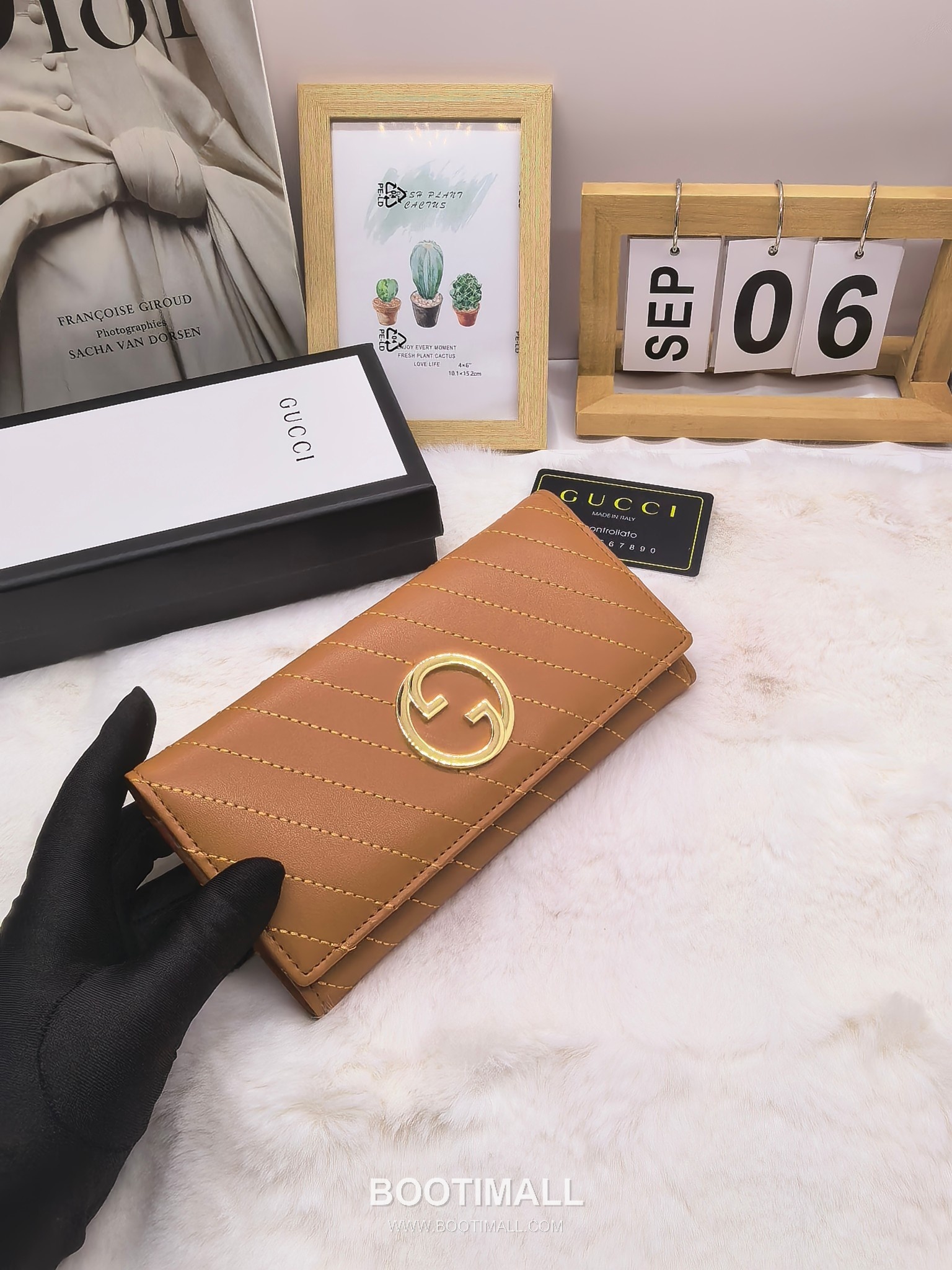 Gucci Calfskin Leather Bi-Fold Wallet with New Logo Detail 구찌 카프스킨 레더 바이폴드 반지갑 뉴로고 디테일 8655 11cm 4