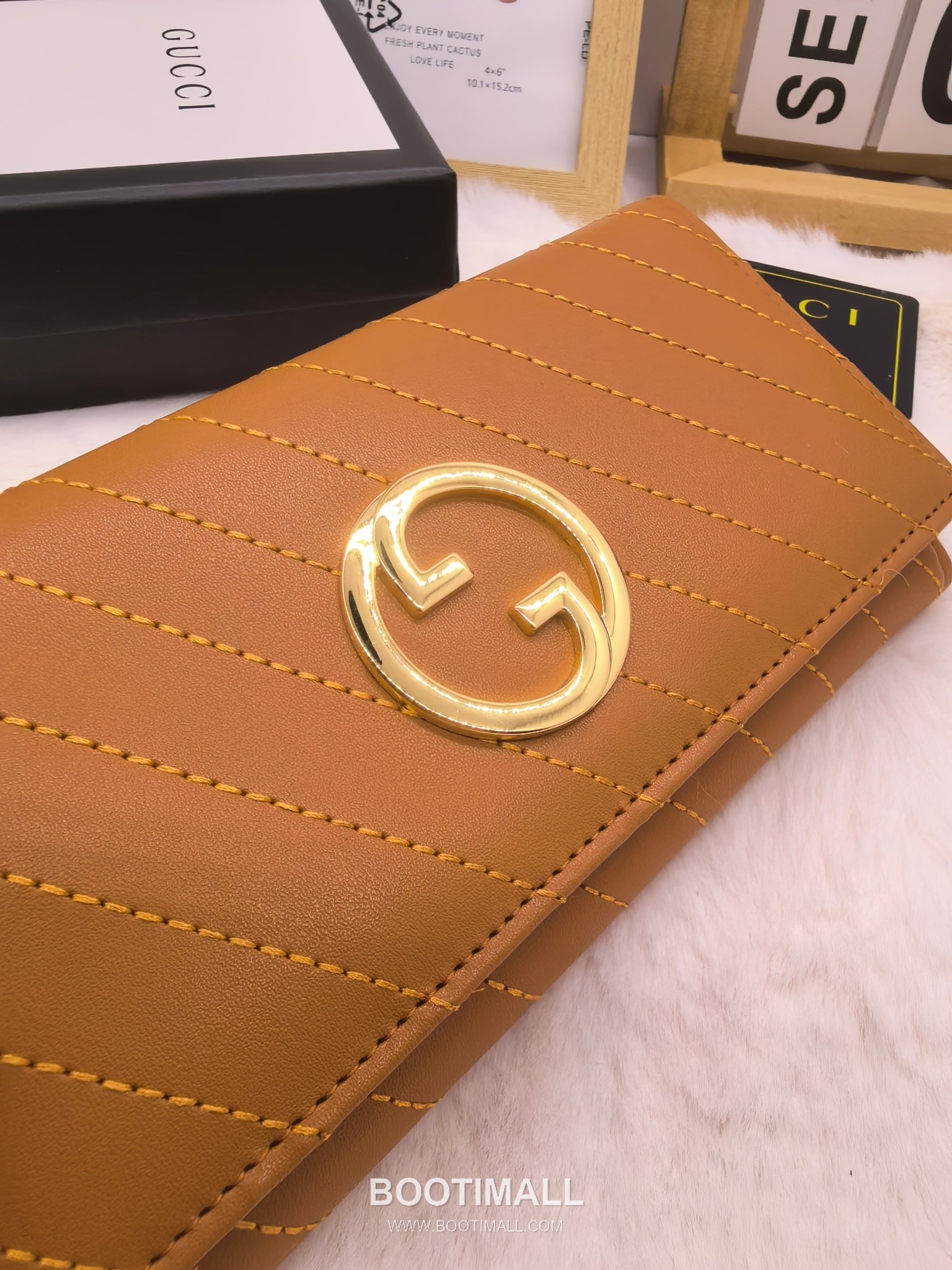 Gucci Calfskin Leather Bi-Fold Wallet with New Logo Detail 구찌 카프스킨 레더 바이폴드 반지갑 뉴로고 디테일 8655 11cm 5