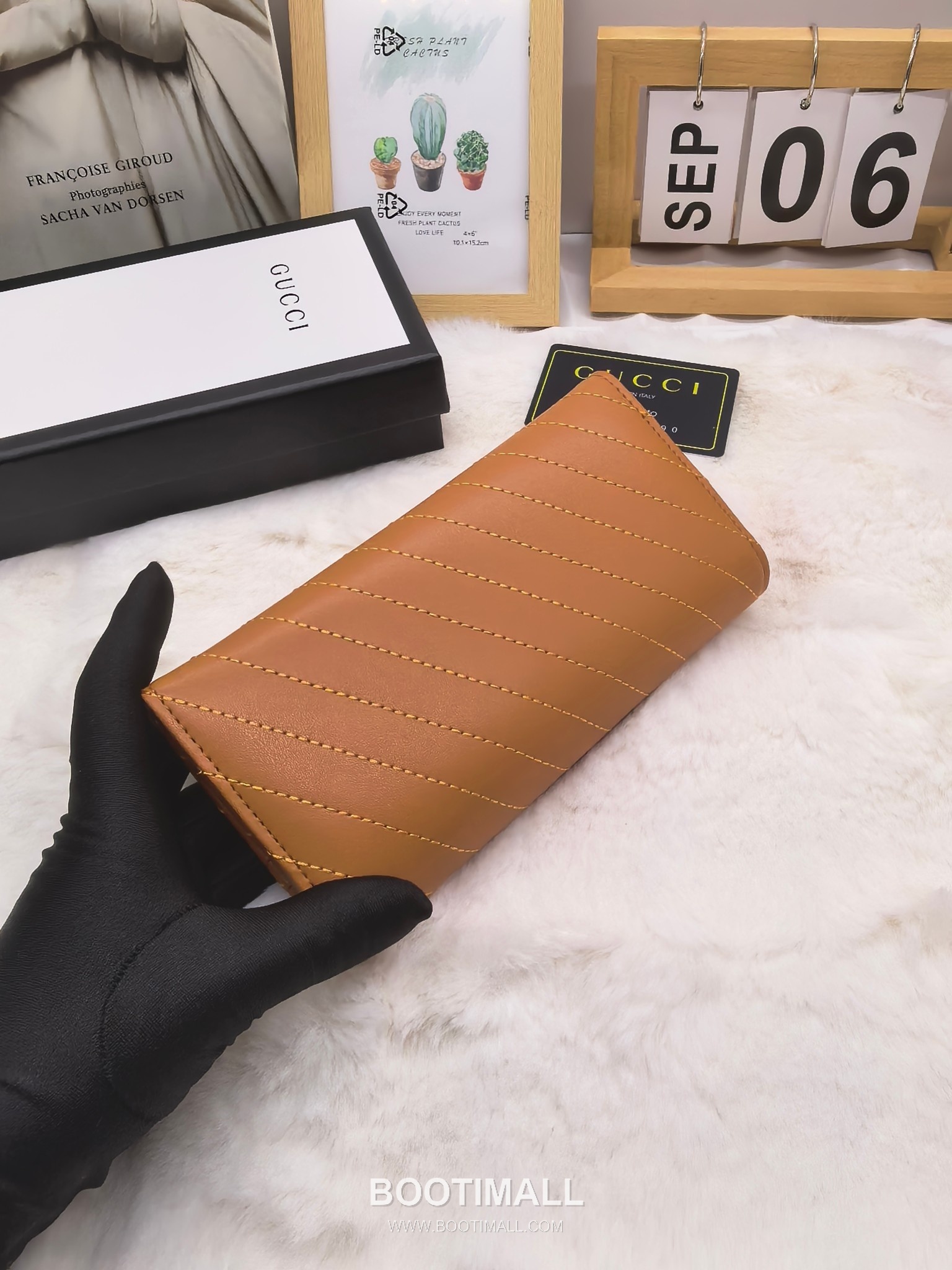 Gucci Calfskin Leather Bi-Fold Wallet with New Logo Detail 구찌 카프스킨 레더 바이폴드 반지갑 뉴로고 디테일 8655 11cm 6