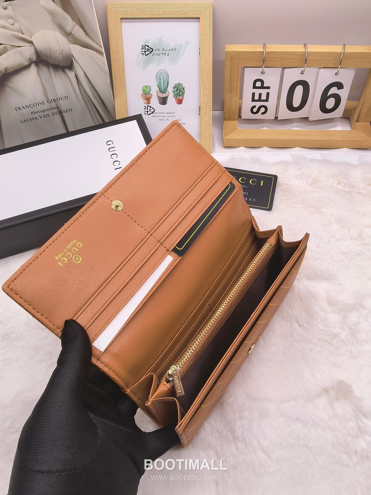 Gucci Calfskin Leather Bi-Fold Wallet with New Logo Detail 구찌 카프스킨 레더 바이폴드 반지갑 뉴로고 디테일 8655 11cm 7