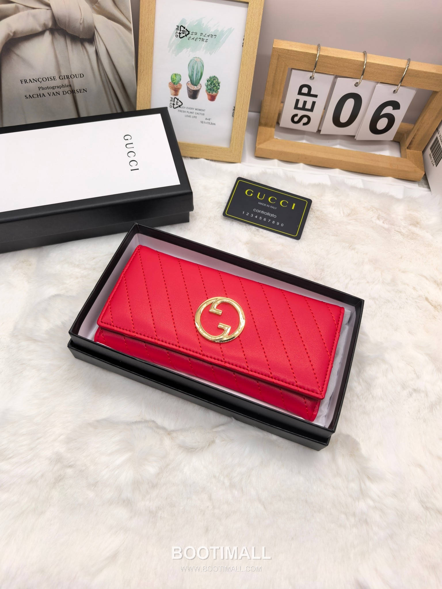Gucci Calfskin Leather Bi-Fold Wallet with New Logo Detail 구찌 카프스킨 레더 바이폴드 반지갑 뉴로고 디테일 8655 11cm 2