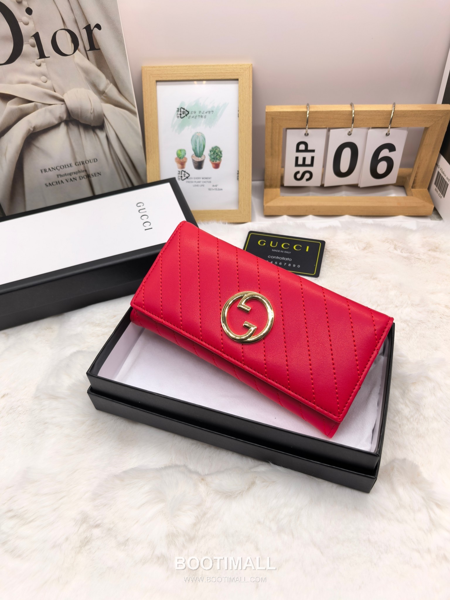 Gucci Calfskin Leather Bi-Fold Wallet with New Logo Detail 구찌 카프스킨 레더 바이폴드 반지갑 뉴로고 디테일 8655 11cm 3
