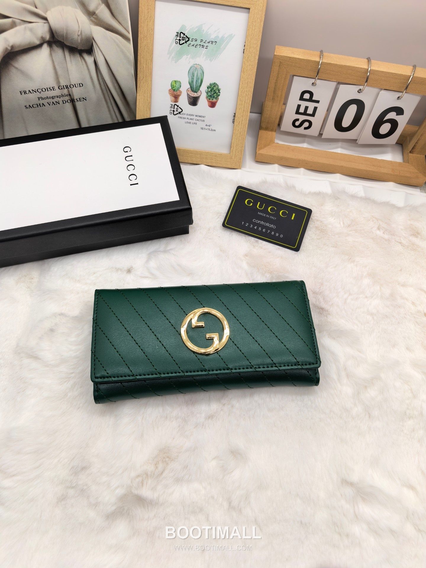 Gucci Calfskin Leather Bi-Fold Wallet with New Logo Detail 구찌 카프스킨 레더 바이폴드 반지갑 뉴로고 디테일 8655 11cm 1
