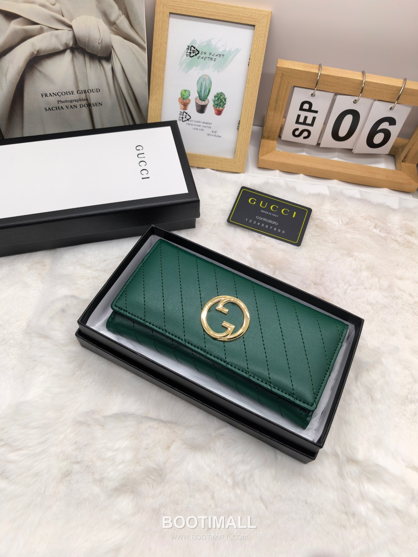 Gucci Calfskin Leather Bi-Fold Wallet with New Logo Detail 구찌 카프스킨 레더 바이폴드 반지갑 뉴로고 디테일 8655 11cm 2