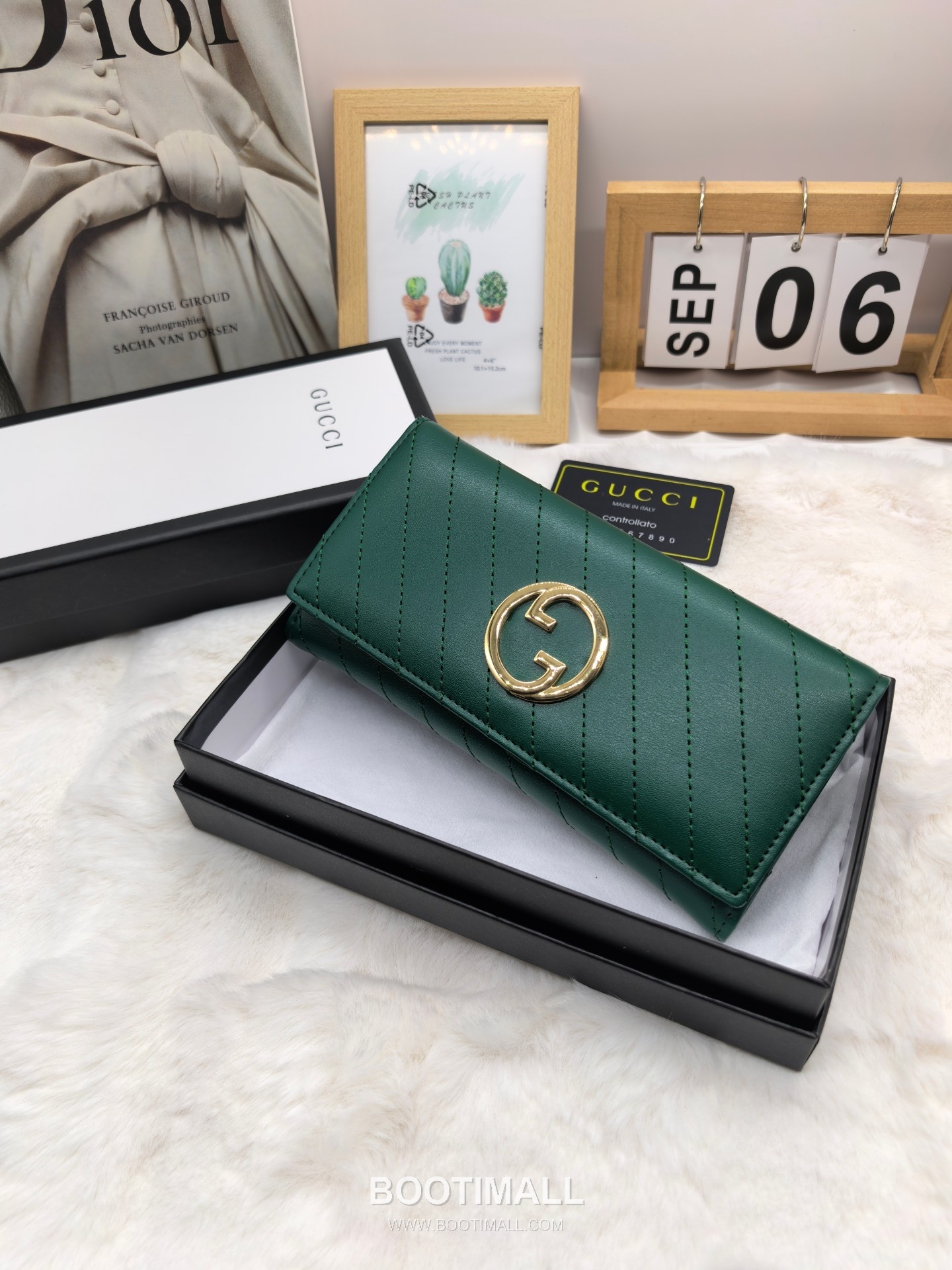 Gucci Calfskin Leather Bi-Fold Wallet with New Logo Detail 구찌 카프스킨 레더 바이폴드 반지갑 뉴로고 디테일 8655 11cm 3