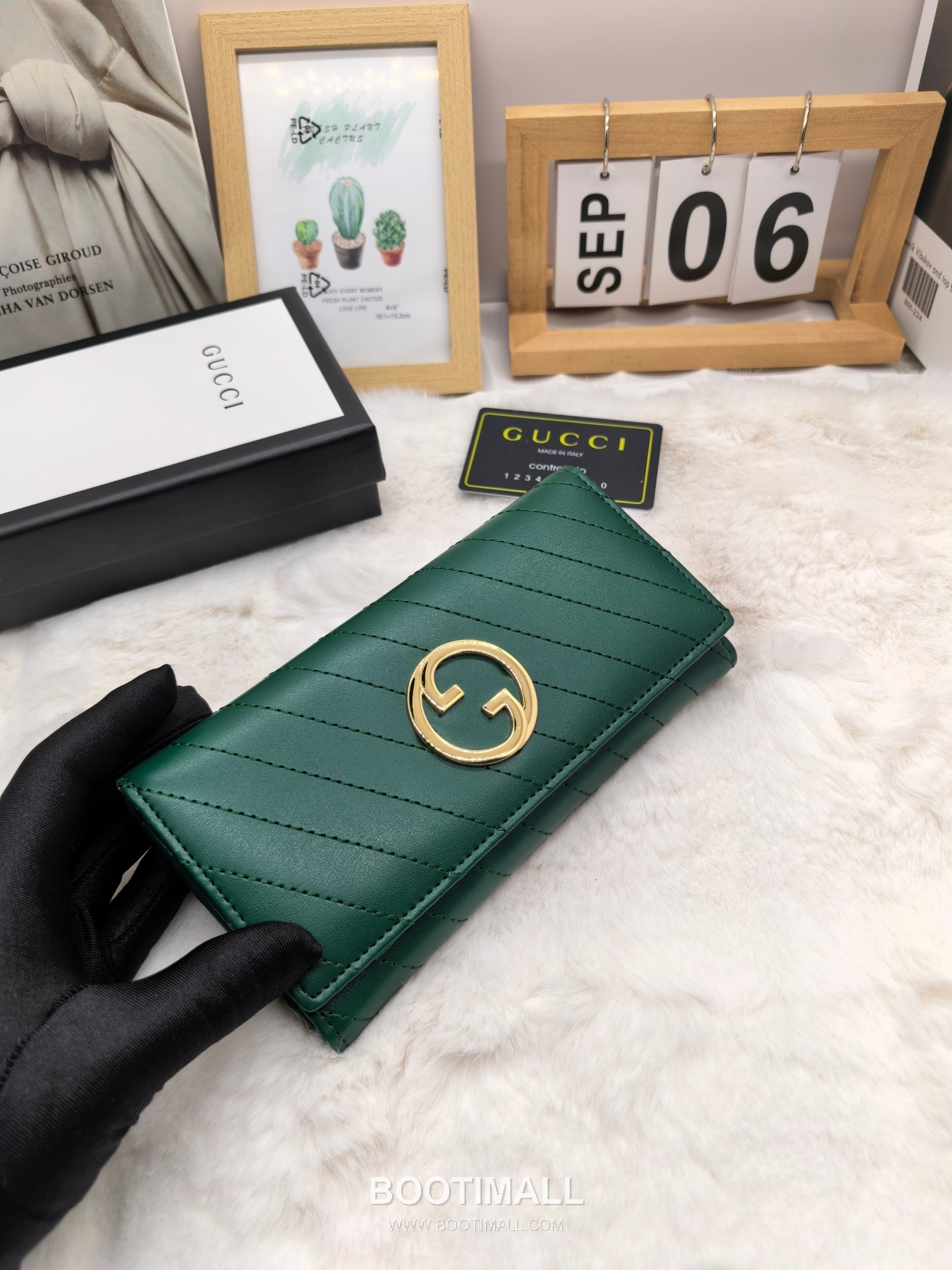 Gucci Calfskin Leather Bi-Fold Wallet with New Logo Detail 구찌 카프스킨 레더 바이폴드 반지갑 뉴로고 디테일 8655 11cm 4