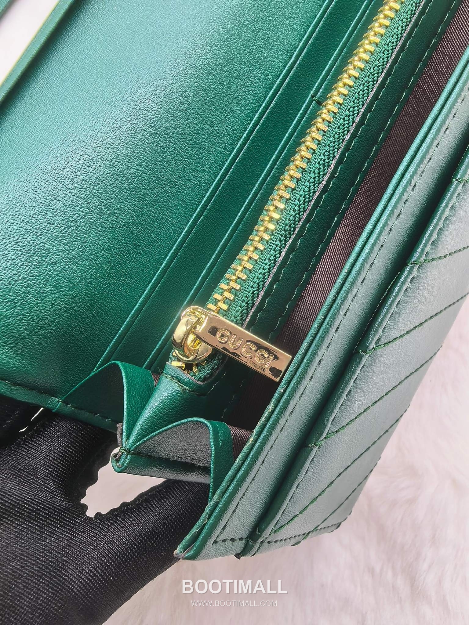 Gucci Calfskin Leather Bi-Fold Wallet with New Logo Detail 구찌 카프스킨 레더 바이폴드 반지갑 뉴로고 디테일 8655 11cm 8