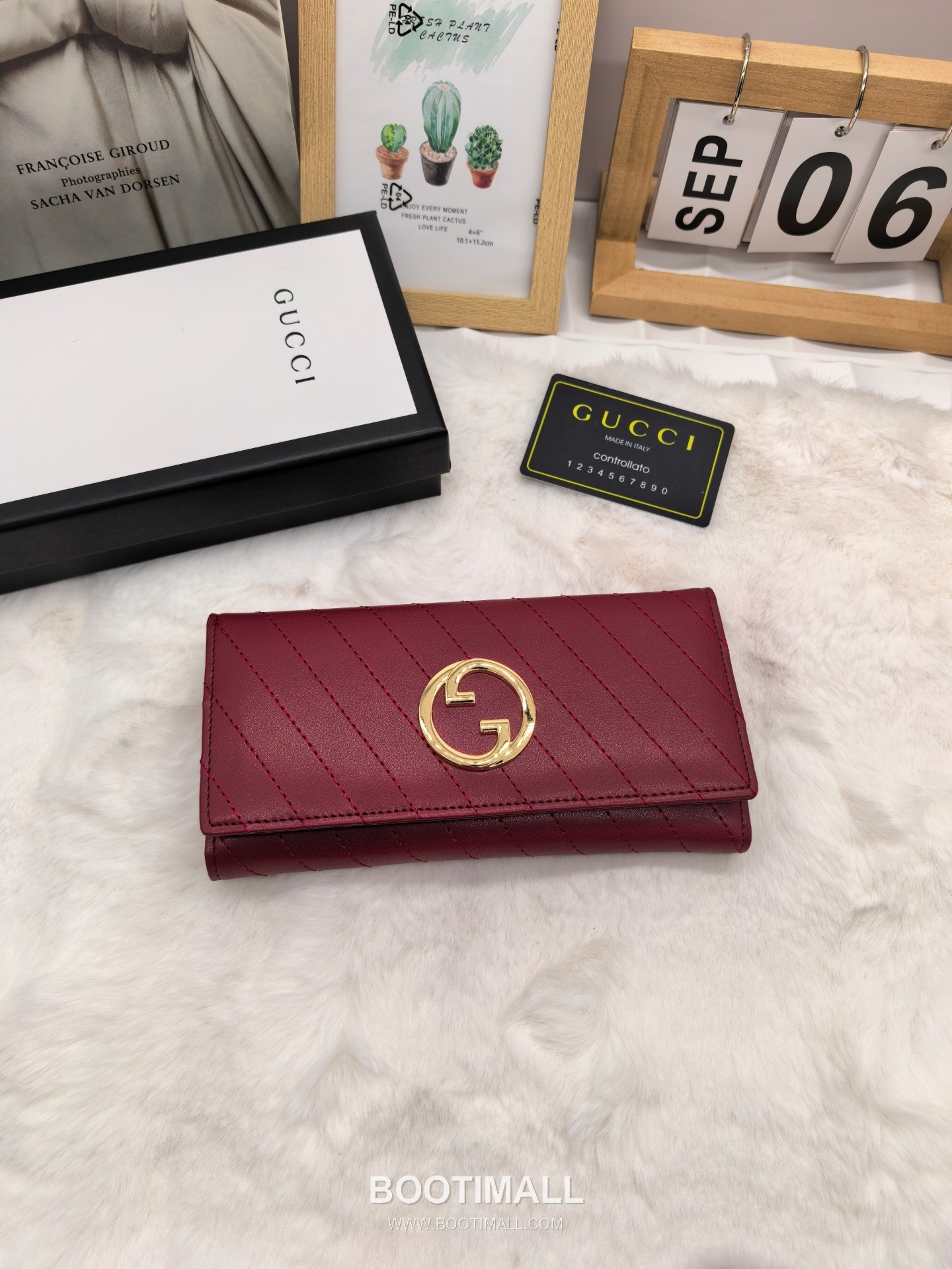 Gucci Calfskin Leather Bi-Fold Wallet with New Logo Detail 구찌 카프스킨 레더 바이폴드 반지갑 뉴로고 디테일 8655 11cm 1
