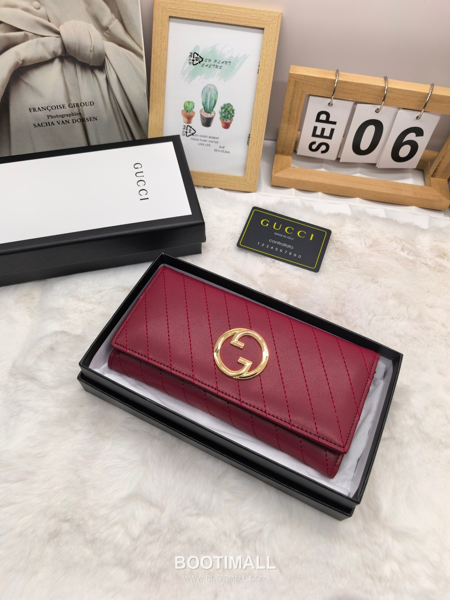 Gucci Calfskin Leather Bi-Fold Wallet with New Logo Detail 구찌 카프스킨 레더 바이폴드 반지갑 뉴로고 디테일 8655 11cm 2
