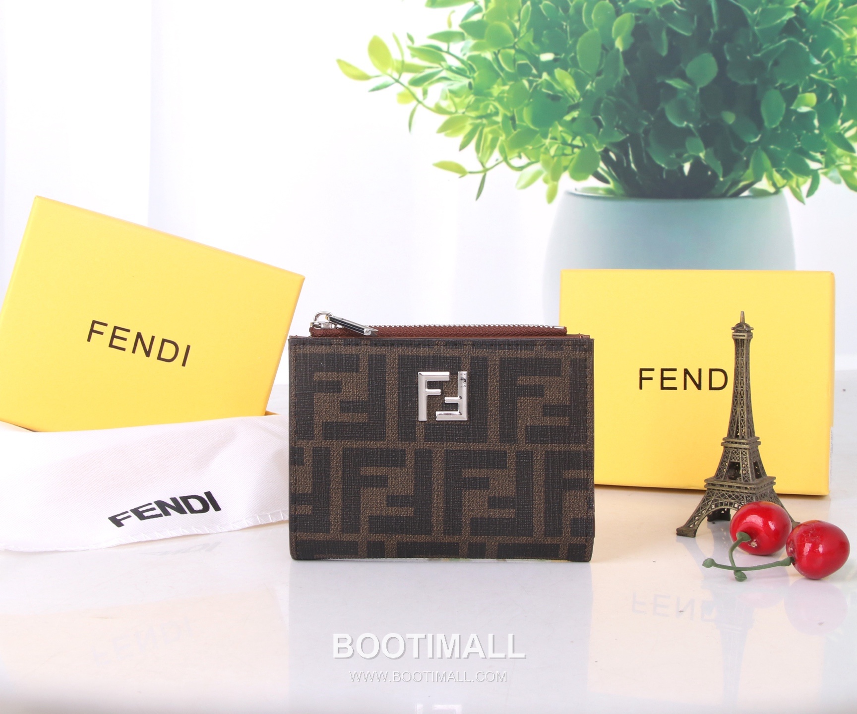 Fendi PVC Calfskin Bi-Fold Wallet with Multi Function Slot Detail 펜디 PVC 카프스킨 멀티 슬롯 디테일 반지갑 SF02 11.5cm 1