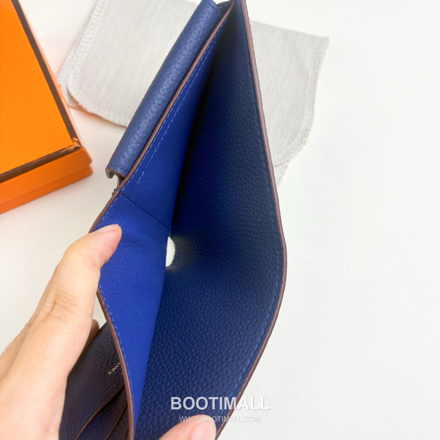 Hermès Silk’in Barenia Togo Calfskin Bi-Fold Wallet with Coin Pocket Detail 에르메스 실킨 바레니아 토고 카프스킨 코인포켓 디테일 반지갑 527 11.5cm 4