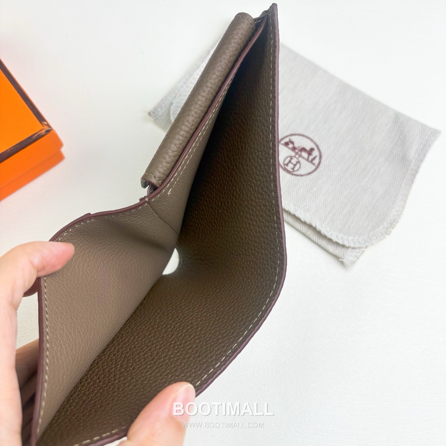 Hermès Silk’in Barenia Togo Calfskin Bi-Fold Wallet with Coin Pocket Detail 에르메스 실킨 바레니아 토고 카프스킨 코인포켓 디테일 반지갑 527 11.5cm 4