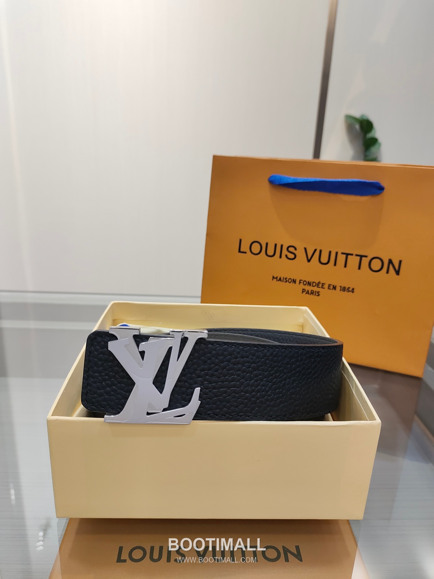 Louis Vuitton Calfskin Leather Belt with LV Buckle Gold-Plated 루이비통 카프스킨 레더 벨트 LV 버클 황동 베이스 금도금 4.0cm 1