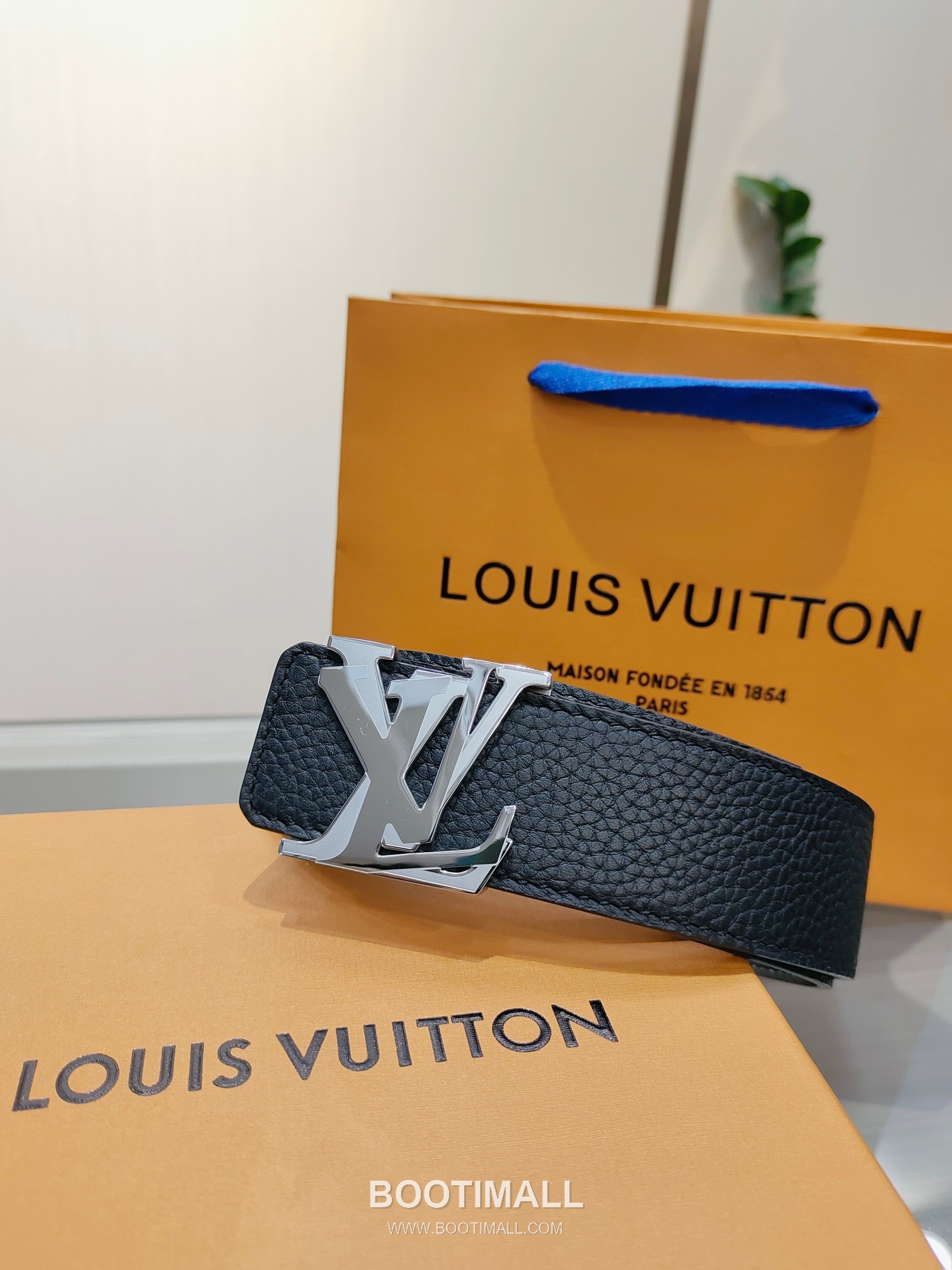 Louis Vuitton Calfskin Leather Belt with LV Buckle Gold-Plated 루이비통 카프스킨 레더 벨트 LV 버클 황동 베이스 금도금 4.0cm 2
