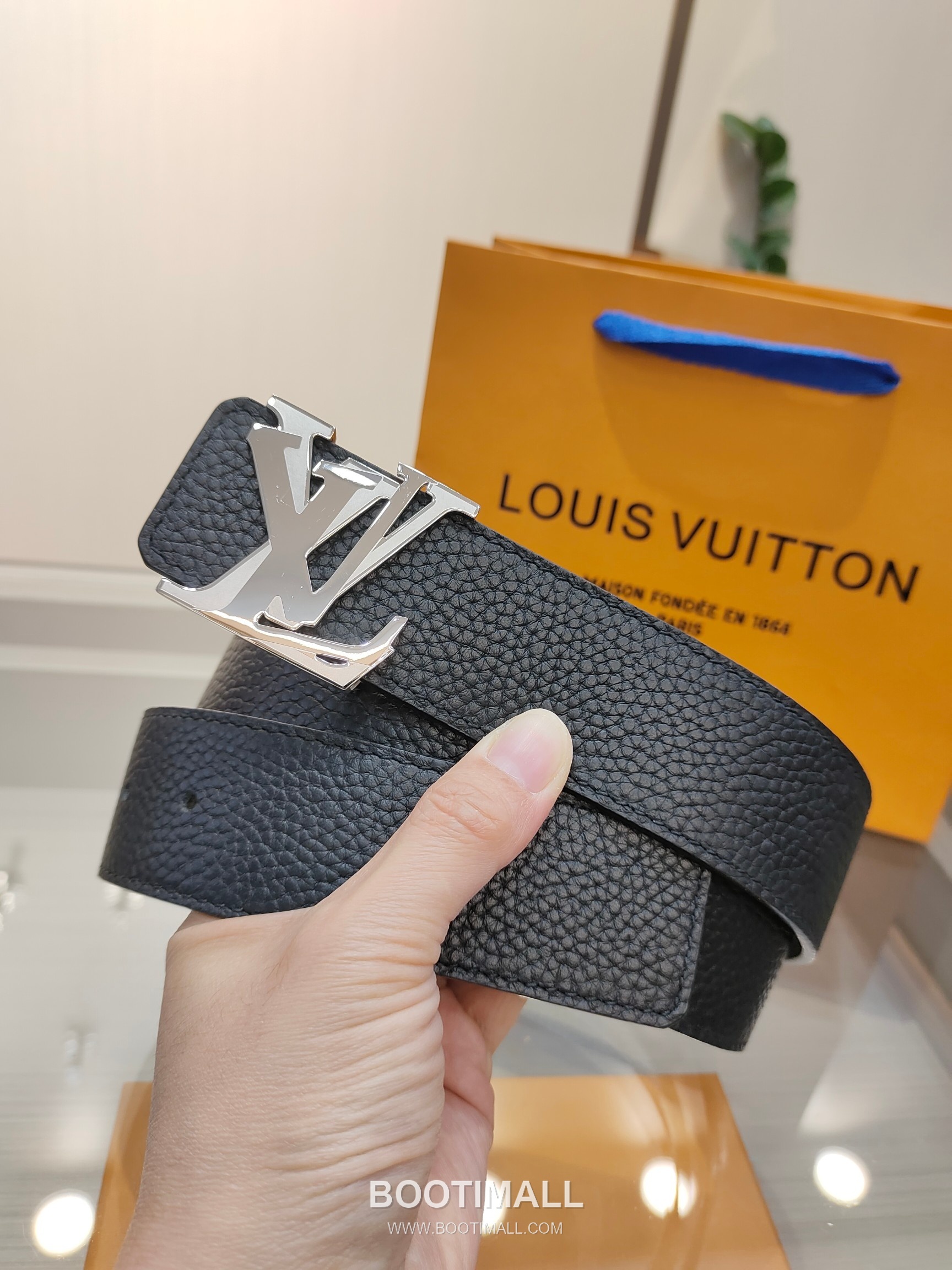 Louis Vuitton Calfskin Leather Belt with LV Buckle Gold-Plated 루이비통 카프스킨 레더 벨트 LV 버클 황동 베이스 금도금 4.0cm 4