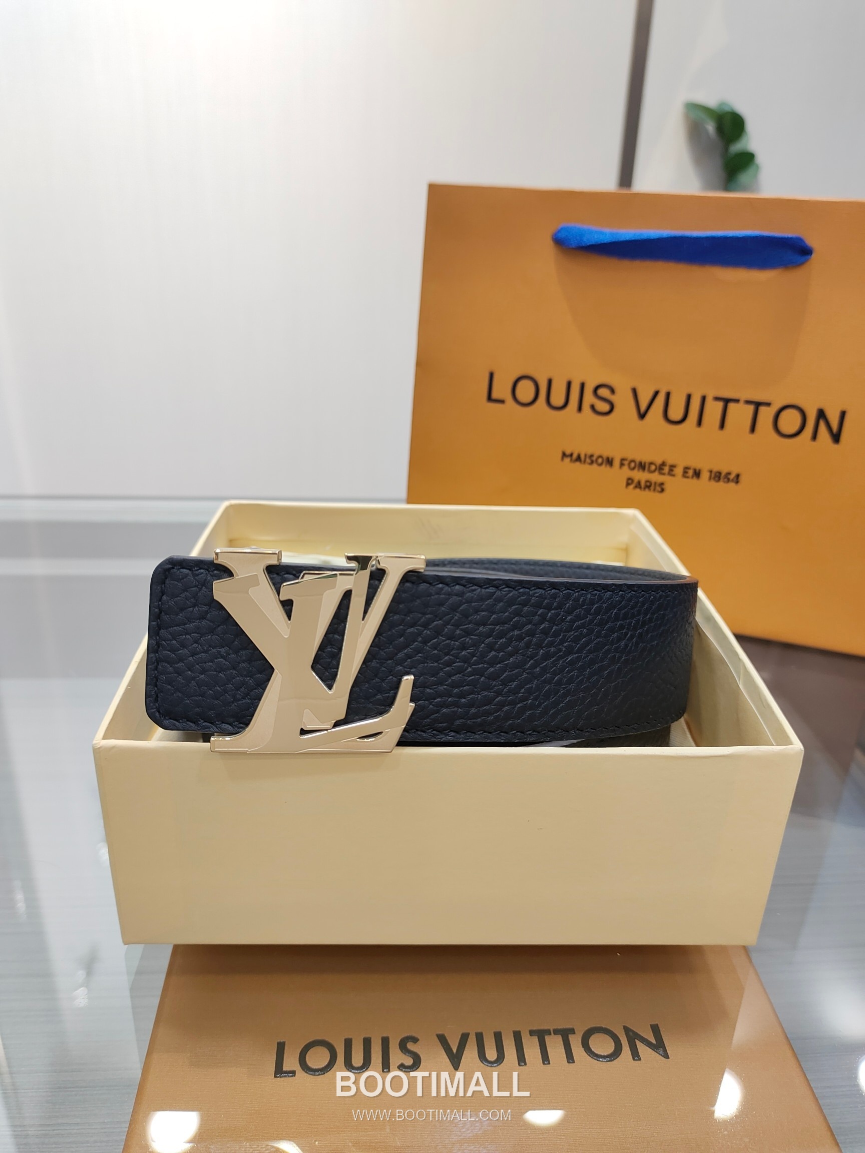 Louis Vuitton Calfskin Leather Belt with LV Buckle Gold-Plated 루이비통 카프스킨 레더 벨트 LV 버클 황동 베이스 금도금 4.0cm 1
