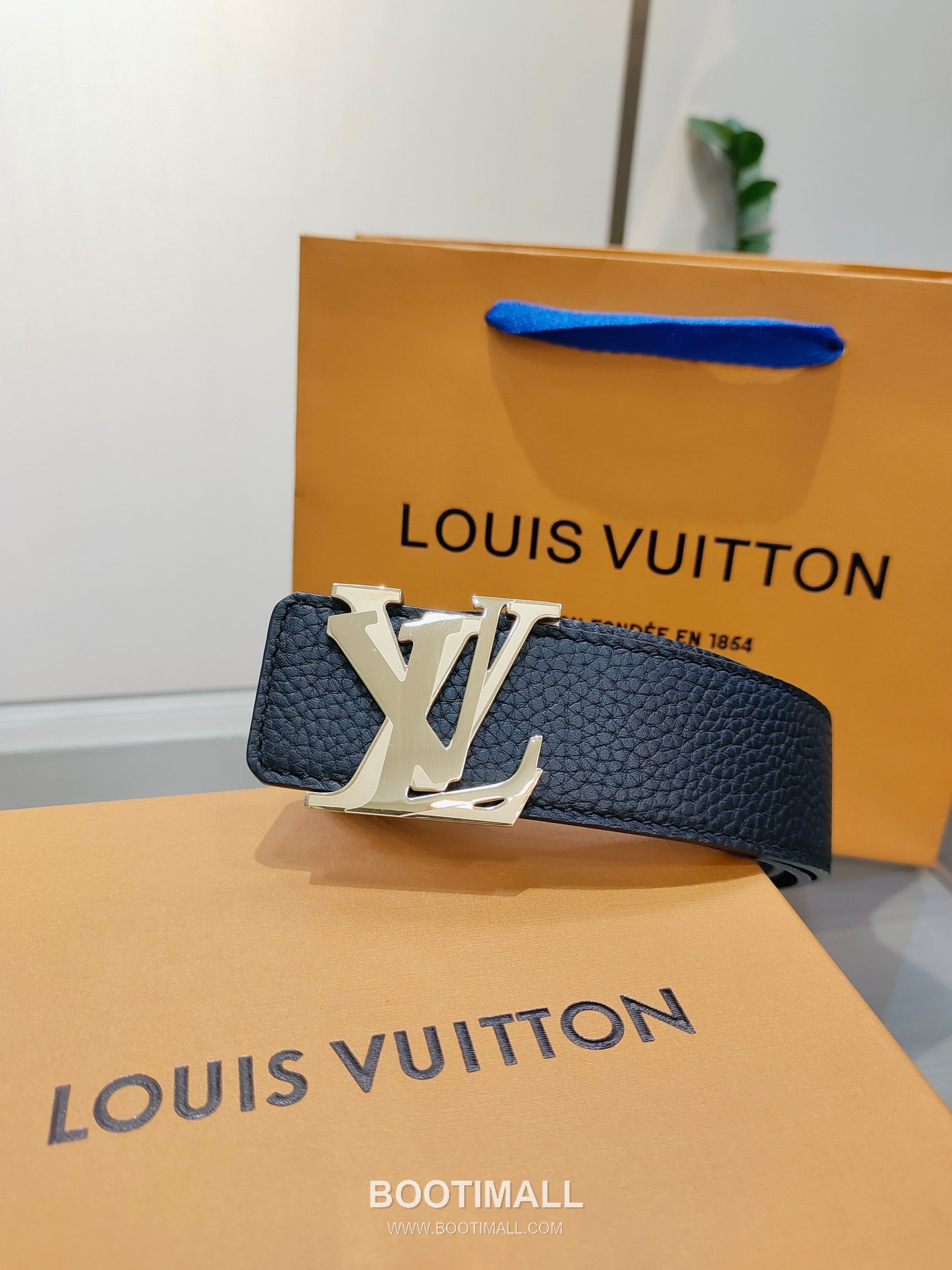 Louis Vuitton Calfskin Leather Belt with LV Buckle Gold-Plated 루이비통 카프스킨 레더 벨트 LV 버클 황동 베이스 금도금 4.0cm 2
