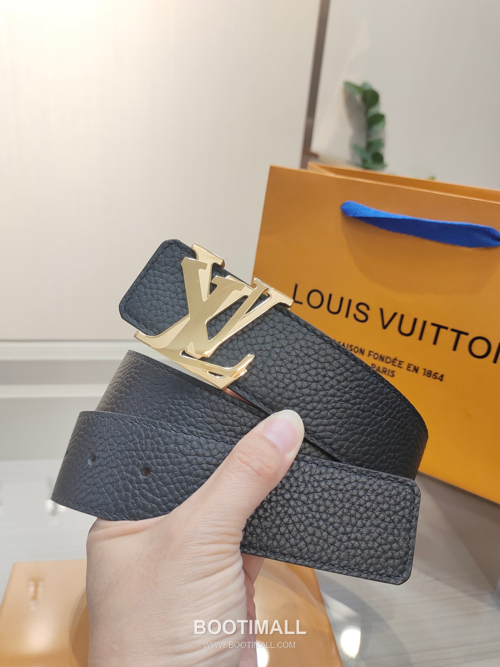 Louis Vuitton Calfskin Leather Belt with LV Buckle Gold-Plated 루이비통 카프스킨 레더 벨트 LV 버클 황동 베이스 금도금 4.0cm 4