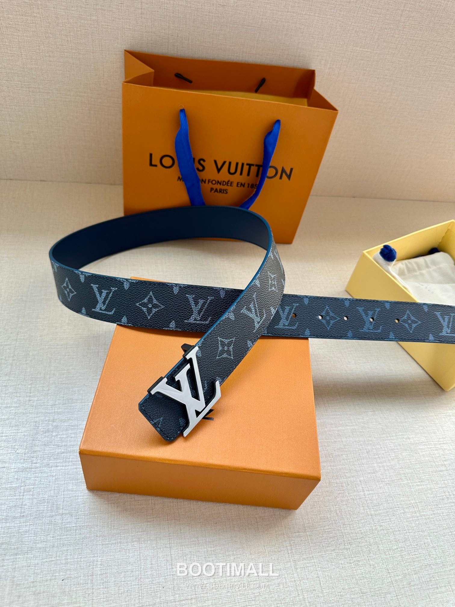 Louis Vuitton LV Initiales Gradient Monogram Canvas Reversible Belt with LV Buckle Palladium 루이비통 LV 이니셜 그라디언트 모노그램 캔버스 리버서블 벨트 LV 버클 황동 베이스 팔라듐 피니시 4.0cm 6