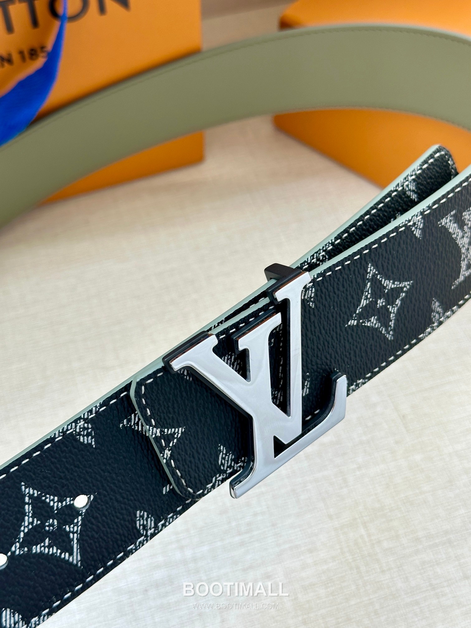 Louis Vuitton LV Initiales Gradient Monogram Canvas Reversible Belt with LV Buckle Palladium 루이비통 LV 이니셜 그라디언트 모노그램 캔버스 리버서블 벨트 LV 버클 황동 베이스 팔라듐 피니시 4.0cm 2