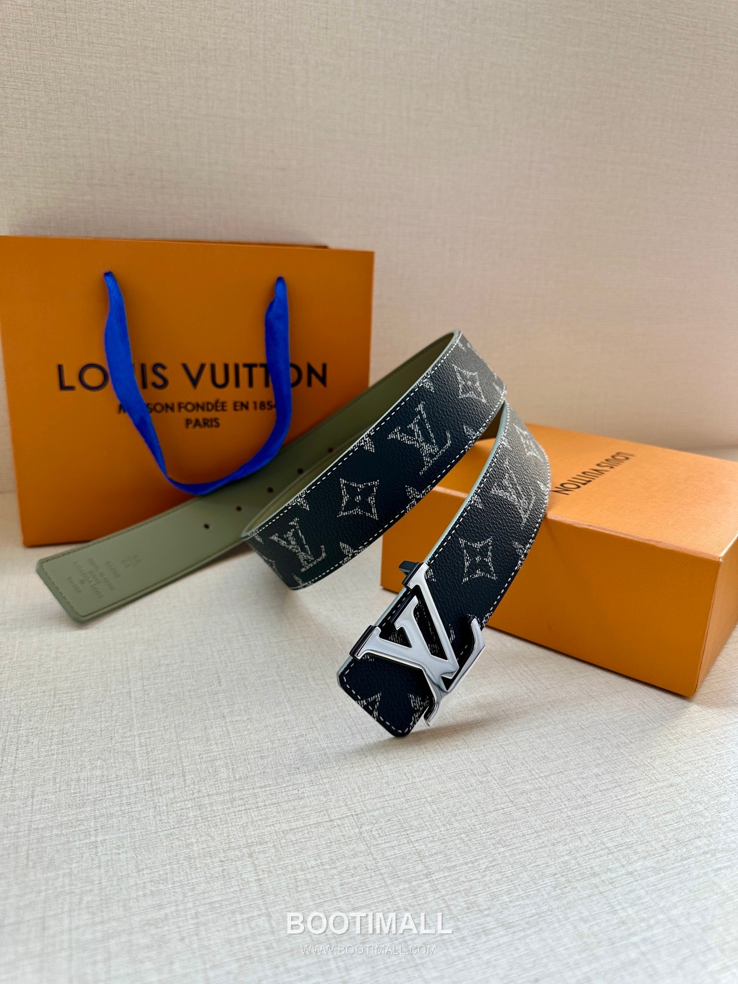 Louis Vuitton LV Initiales Gradient Monogram Canvas Reversible Belt with LV Buckle Palladium 루이비통 LV 이니셜 그라디언트 모노그램 캔버스 리버서블 벨트 LV 버클 황동 베이스 팔라듐 피니시 4.0cm 3