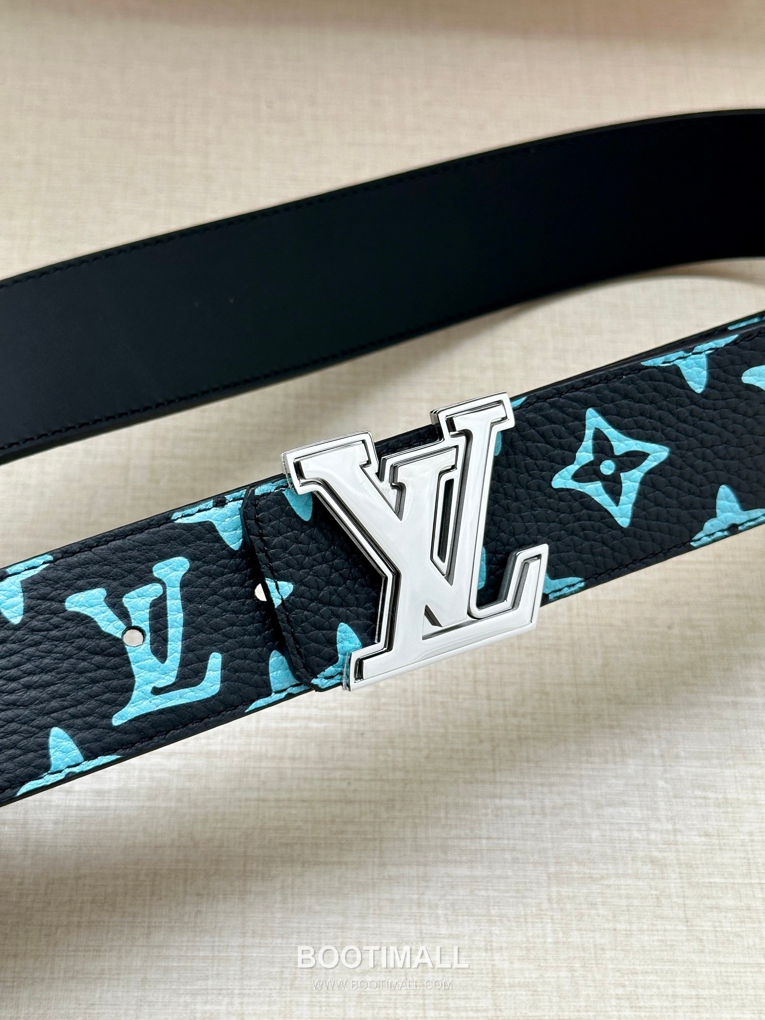 Louis Vuitton LV Initiales Gradient Monogram Canvas Reversible Belt with LV Buckle Palladium 루이비통 LV 이니셜 그라디언트 모노그램 캔버스 리버서블 벨트 LV 버클 황동 베이스 팔라듐 피니시 4.0cm 2