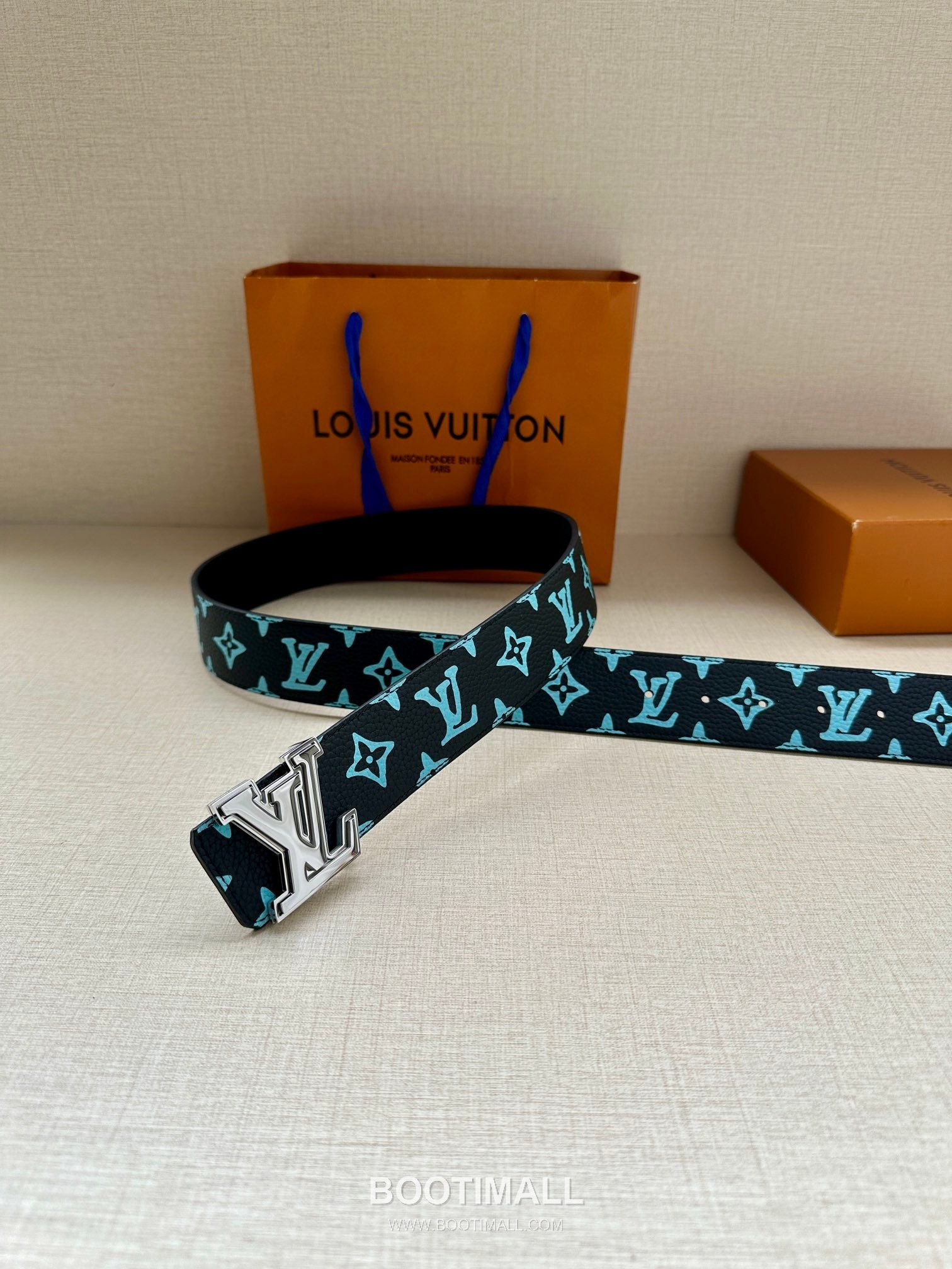 Louis Vuitton LV Initiales Gradient Monogram Canvas Reversible Belt with LV Buckle Palladium 루이비통 LV 이니셜 그라디언트 모노그램 캔버스 리버서블 벨트 LV 버클 황동 베이스 팔라듐 피니시 4.0cm 6
