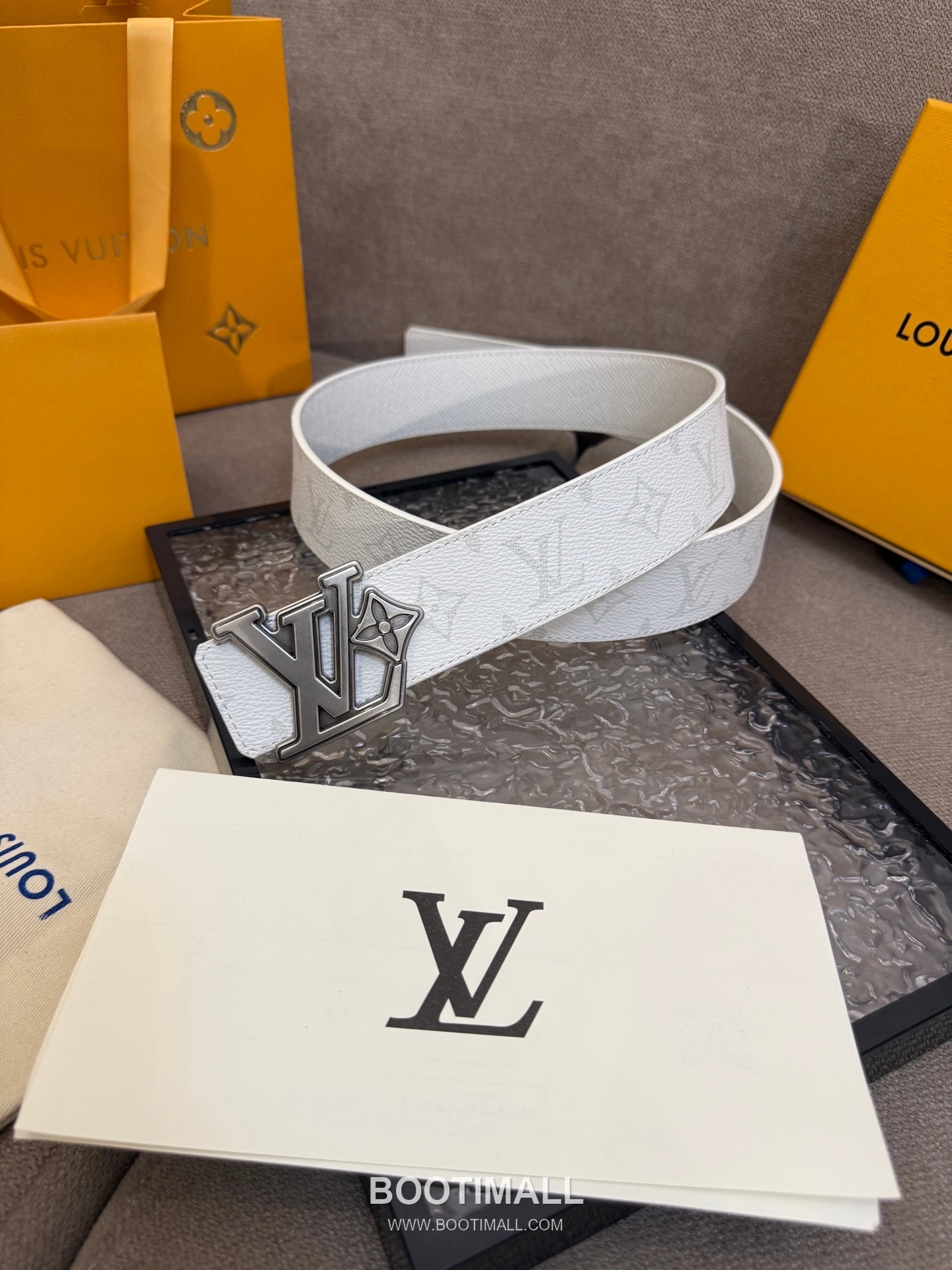 Louis Vuitton LV Dimension Monogram Canvas Reversible Belt with LV Dimension Buckle Palladium 루이비통 LV 디멘션 모노그램 캔버스 리버서블 벨트 LV 디멘션 버클 황동 베이스 팔라듐 피니시 4.0cm 2