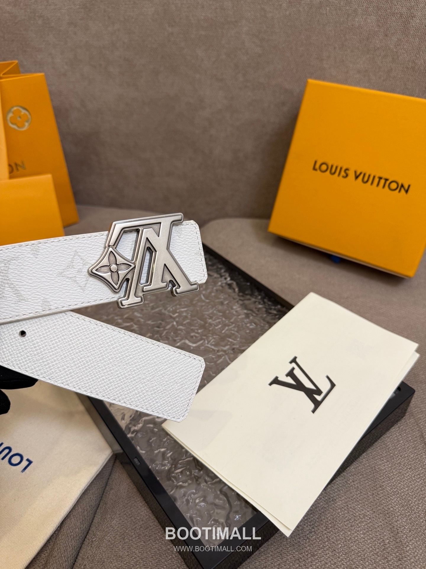 Louis Vuitton LV Dimension Monogram Canvas Reversible Belt with LV Dimension Buckle Palladium 루이비통 LV 디멘션 모노그램 캔버스 리버서블 벨트 LV 디멘션 버클 황동 베이스 팔라듐 피니시 4.0cm 4