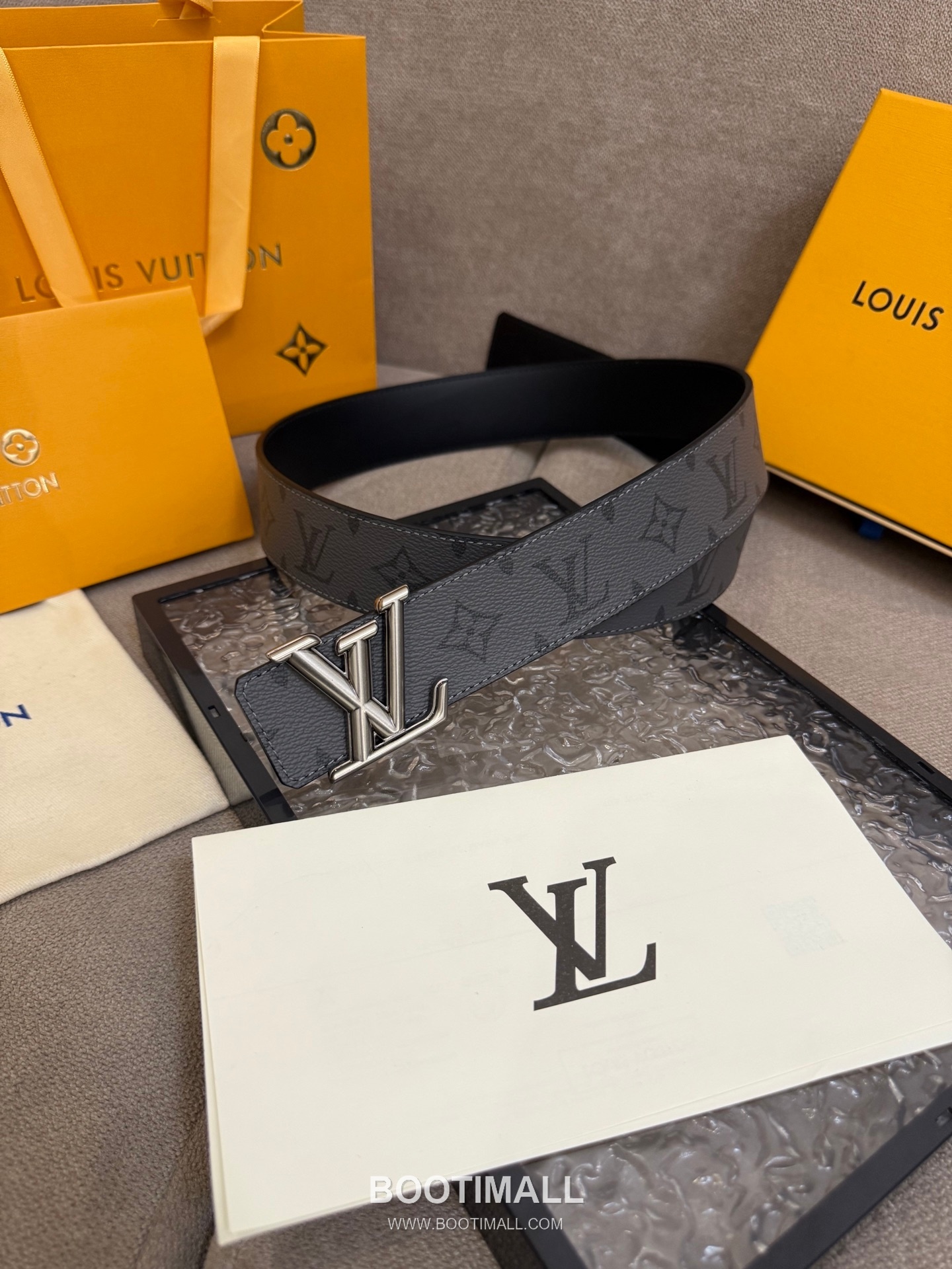 Louis Vuitton LV Dimension Monogram Canvas Reversible Belt with LV Dimension Buckle Palladium 루이비통 LV 디멘션 모노그램 캔버스 리버서블 벨트 LV 디멘션 버클 황동 베이스 팔라듐 피니시 4.0cm 2