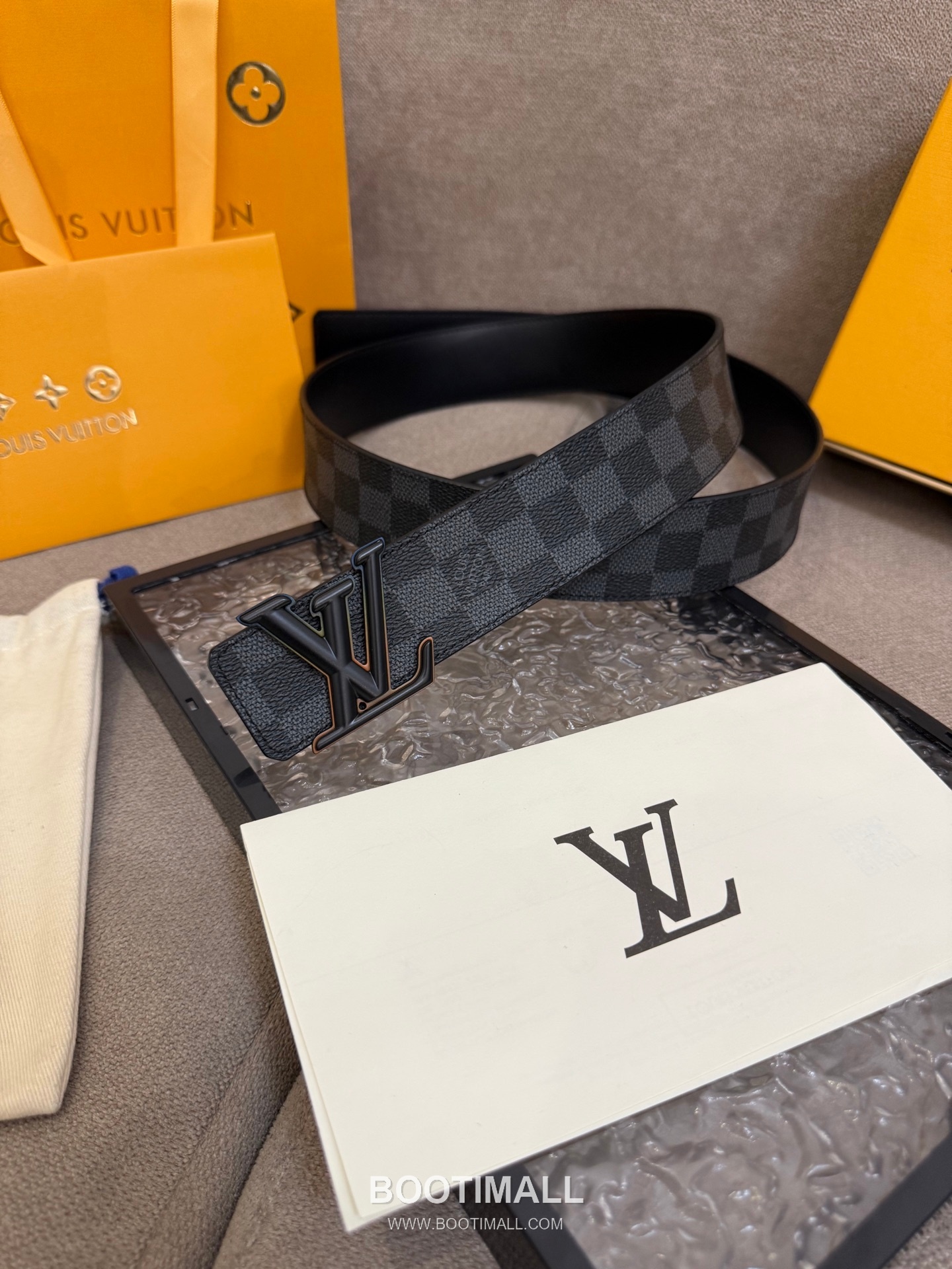 Louis Vuitton LV Dimension Monogram Canvas Reversible Belt with LV Dimension Buckle Palladium 루이비통 LV 디멘션 모노그램 캔버스 리버서블 벨트 LV 디멘션 버클 황동 베이스 팔라듐 피니시 4.0cm 2