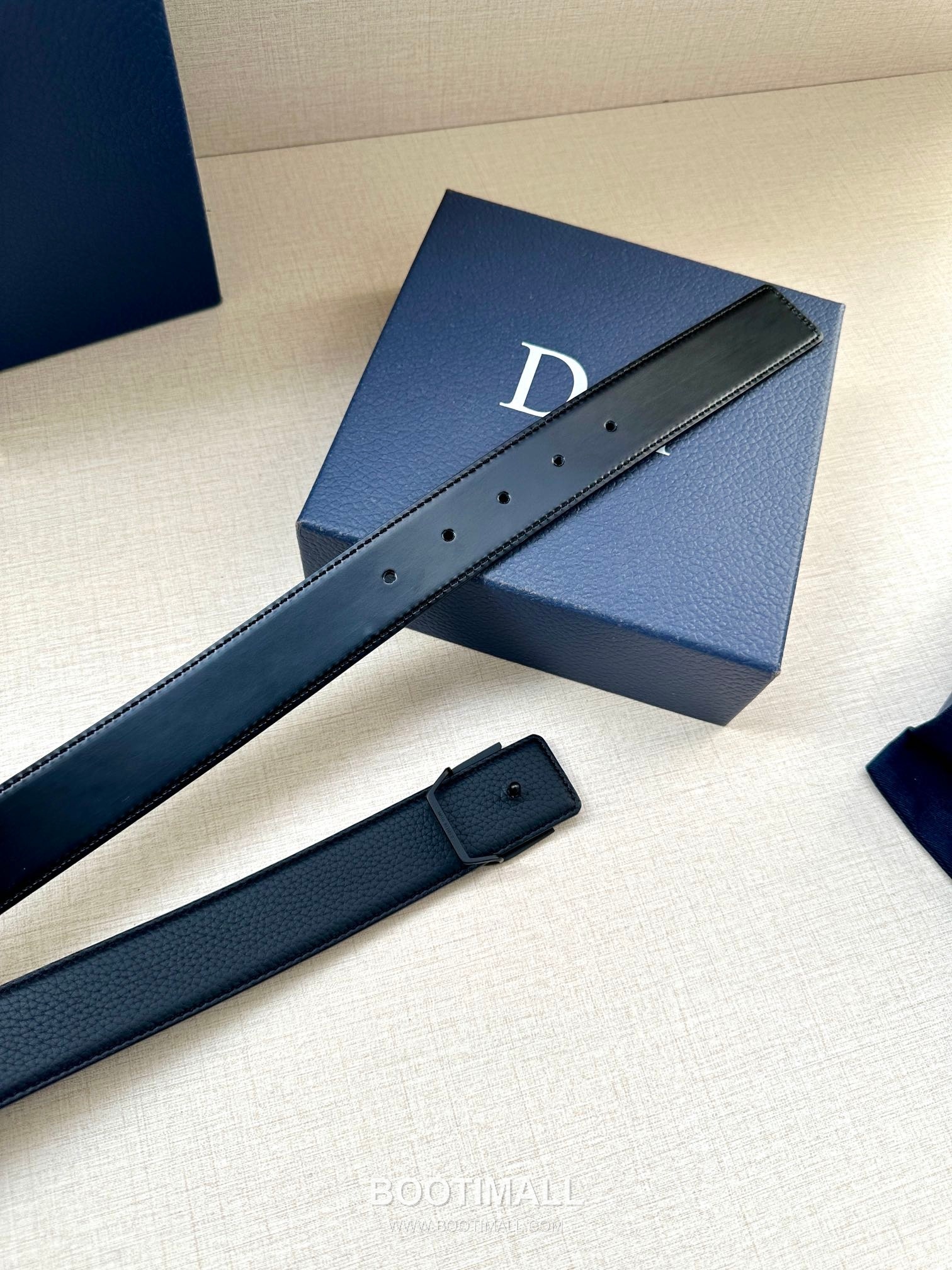 Dior Calfskin Grained Leather Reversible Belt with Logo Buckle Palladium 디올 카프스킨 그레인 레더 리버서블 벨트 로고 버클 황동 베이스 팔라듐 피니시 3.5cm 5