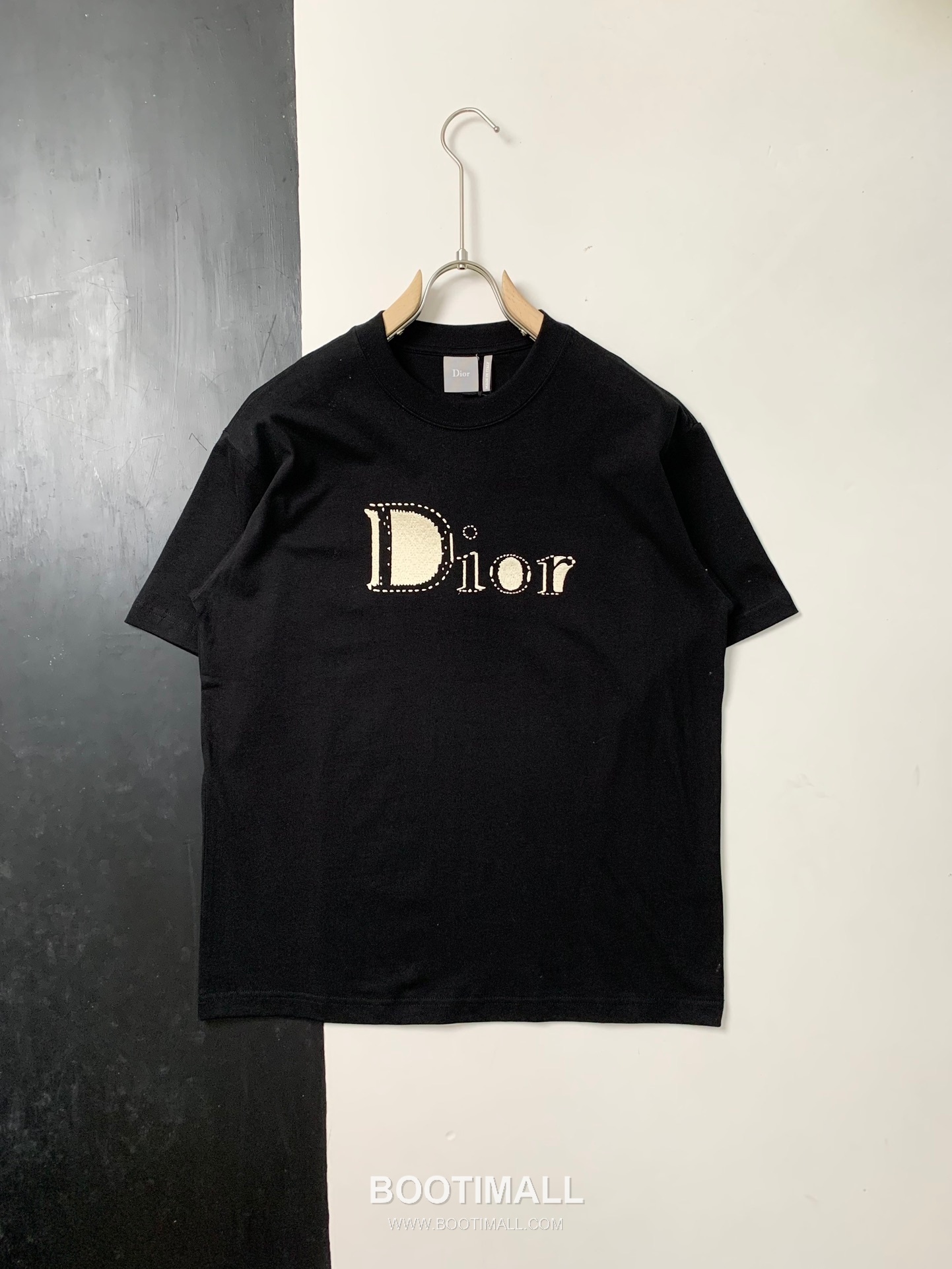 Dior SS26 Reverse Embroidered Cotton T-Shirt 디올 SS26 리버스 자수 코튼 티셔츠 1