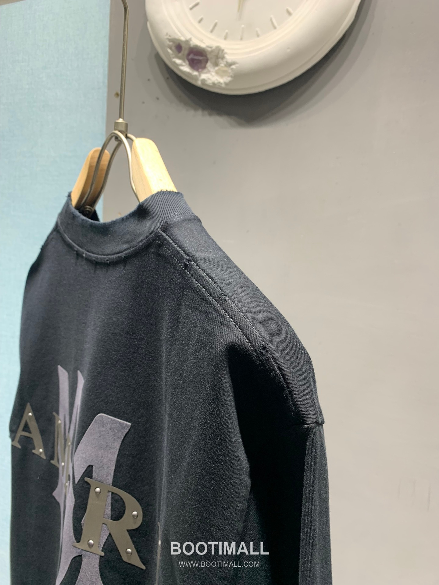 Amiri SS26 Laser Cut Logo Studded Cotton T-Shirt 아미리 SS26 레이저 컷 로고 스터드 코튼 티셔츠 4