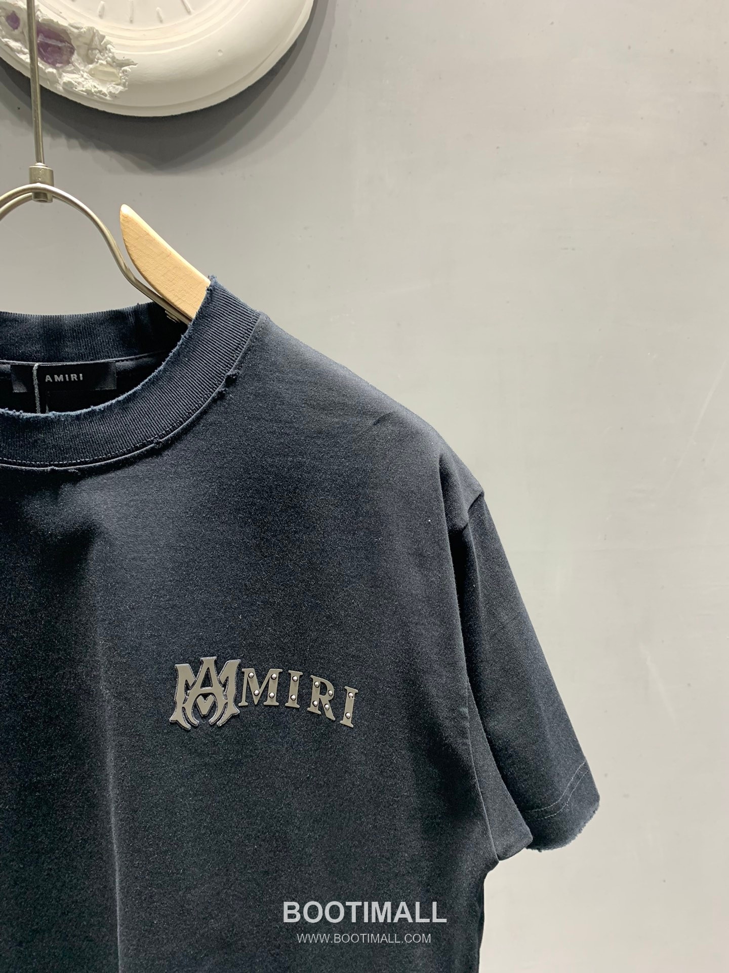 Amiri SS26 Laser Cut Logo Studded Cotton T-Shirt 아미리 SS26 레이저 컷 로고 스터드 코튼 티셔츠 9