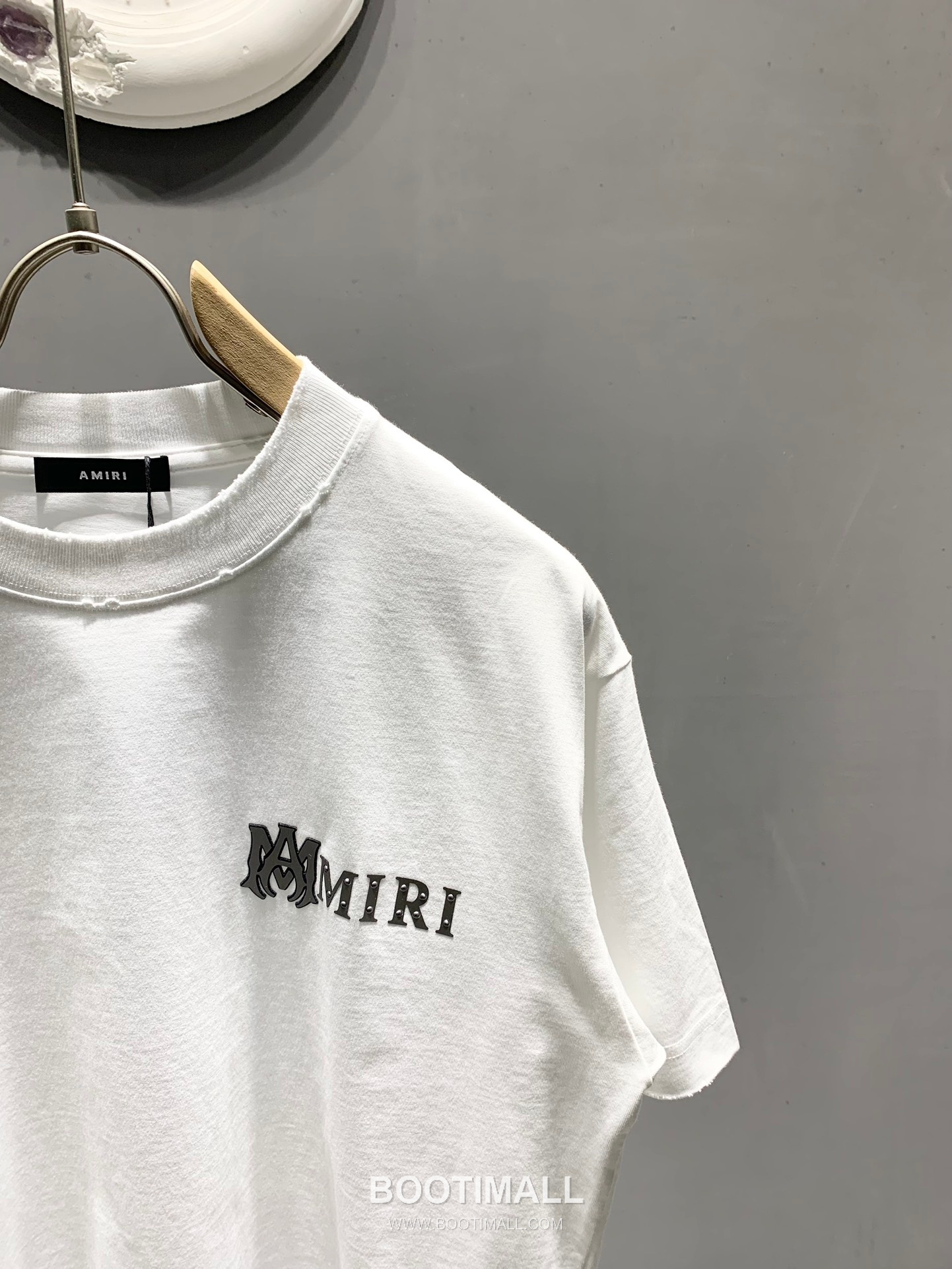 Amiri SS26 Laser Cut Logo Studded Cotton T-Shirt 아미리 SS26 레이저 컷 로고 스터드 코튼 티셔츠 9