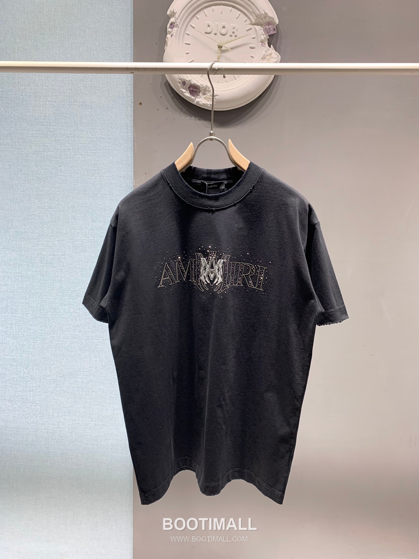 Amiri SS26 Logo Velvet Pressed Rhinestone Cotton T-Shirt 아미리 SS26 로고 벨벳 압착 스톤 코튼 티셔츠 1