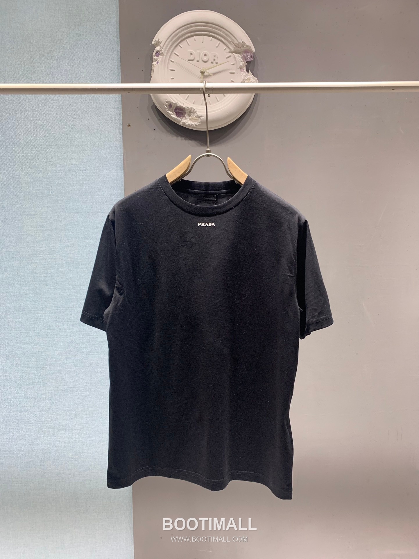 Prada SS26 Thick Logo Rubberized Mercerized Cotton T-Shirt 프라다 SS26 두꺼운 로고 압착 머서라이즈드 코튼 티셔츠 1