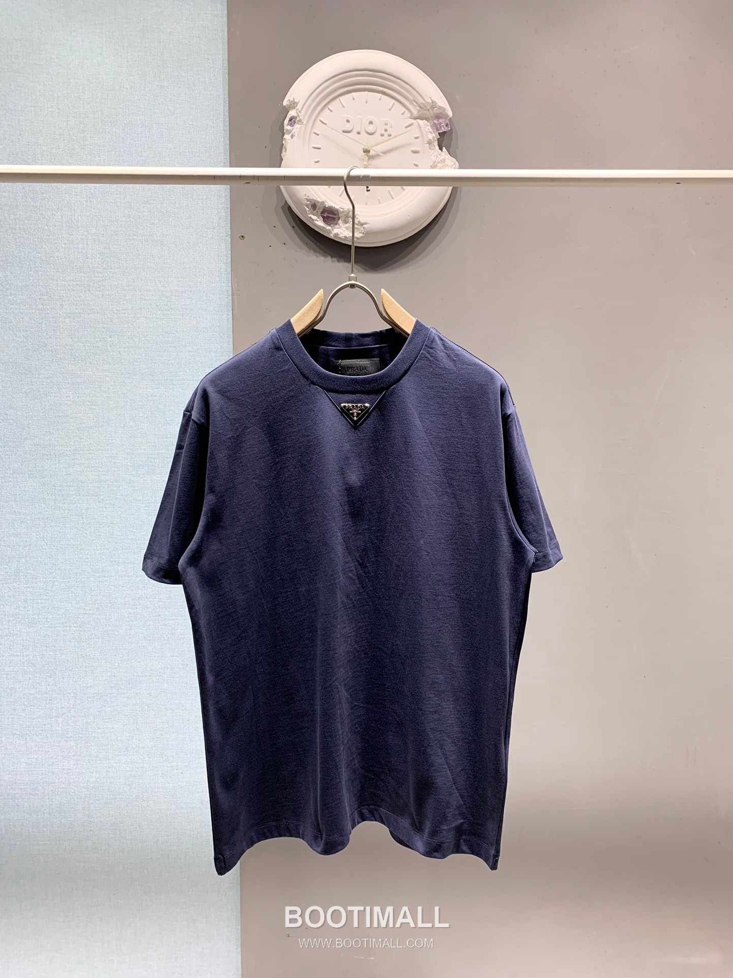 Prada SS26 Enamel Metal Triangle Logo Cotton T-Shirt 프라다 SS26 에나멜 메탈 트라이앵글 로고 코튼 티셔츠 1