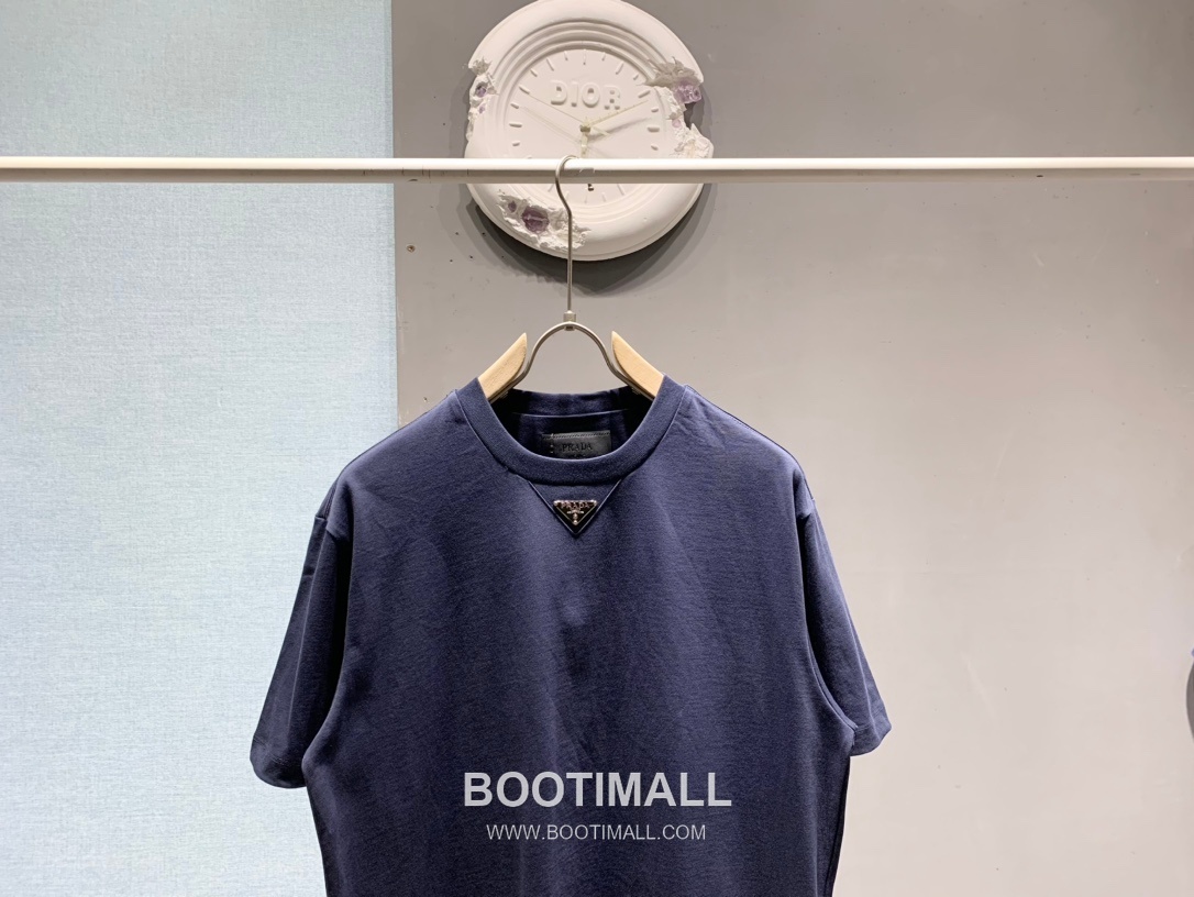 Prada SS26 Enamel Metal Triangle Logo Cotton T-Shirt 프라다 SS26 에나멜 메탈 트라이앵글 로고 코튼 티셔츠 2